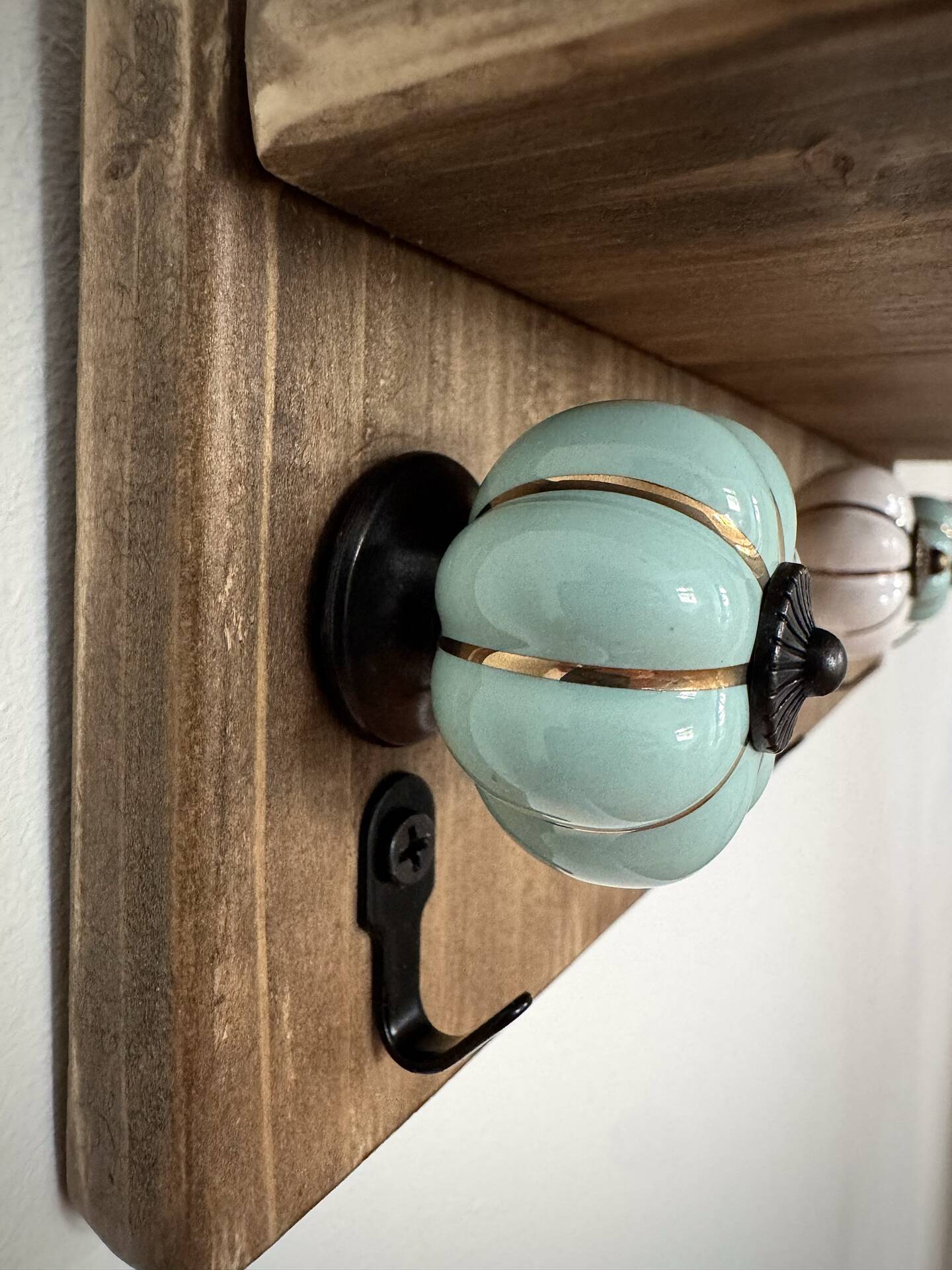 Wooden key holder shelf with hooks and ceramic knobs