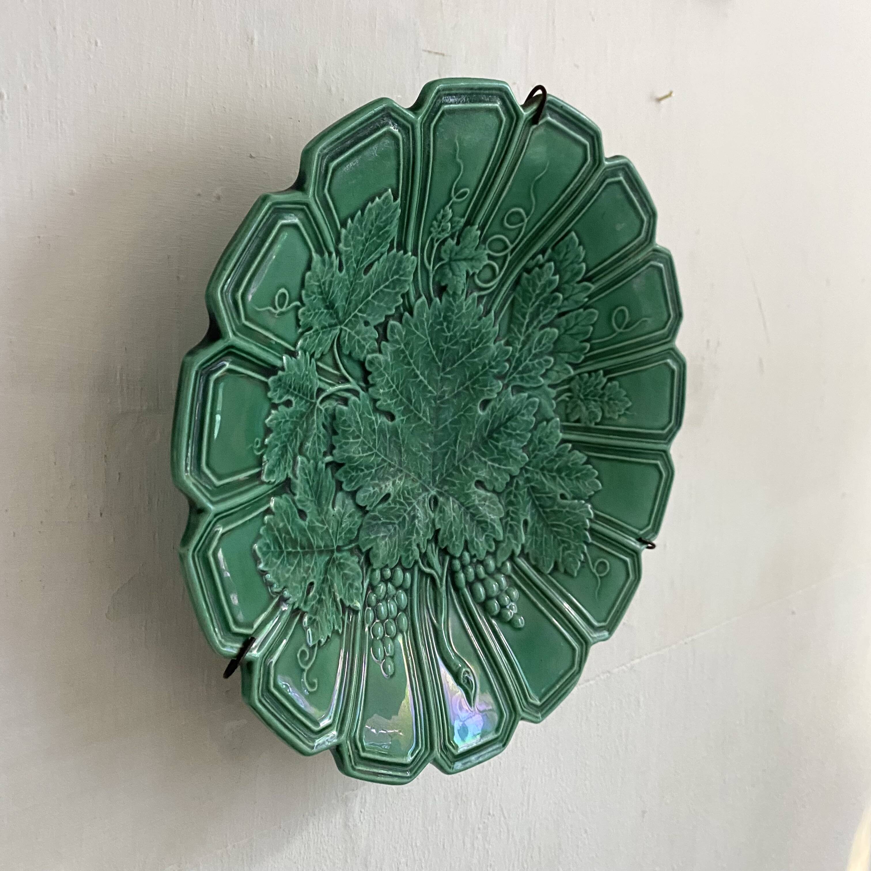 Wall plate in earthenware with a vine leaf design