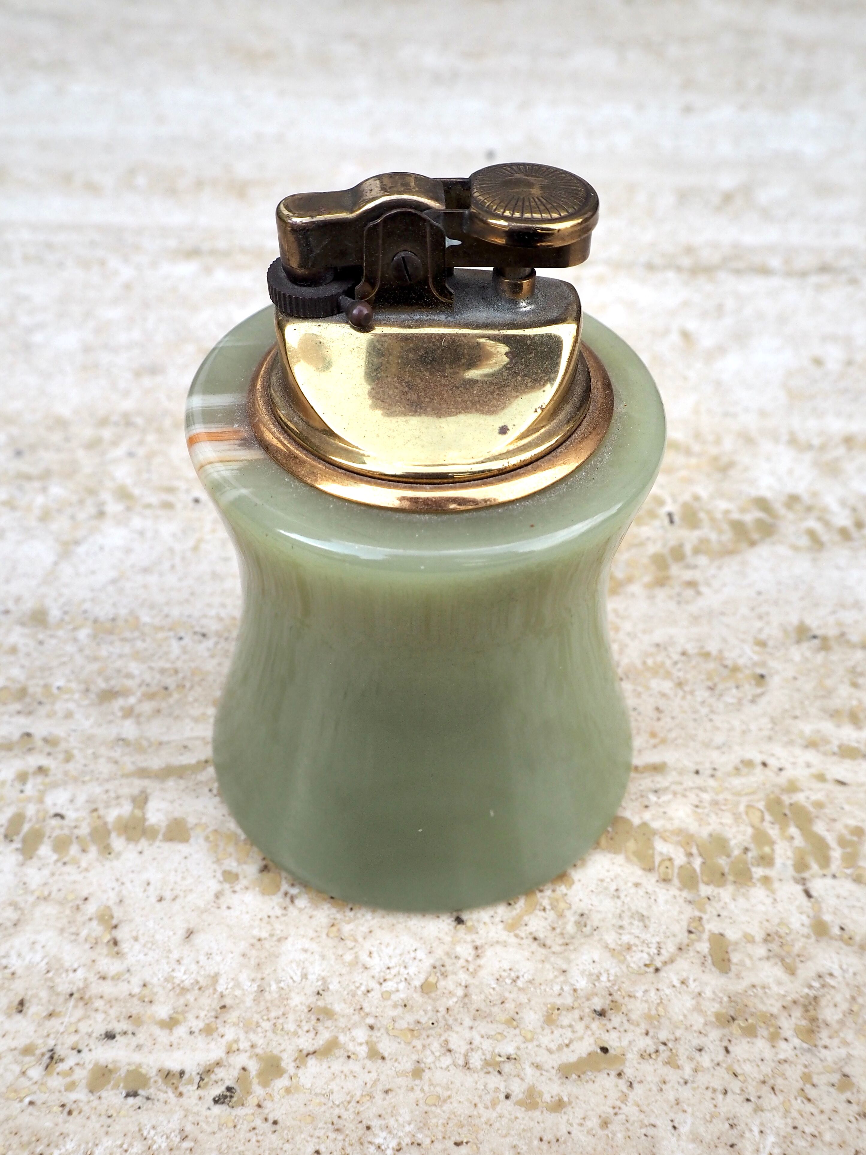 Onyx table lighter