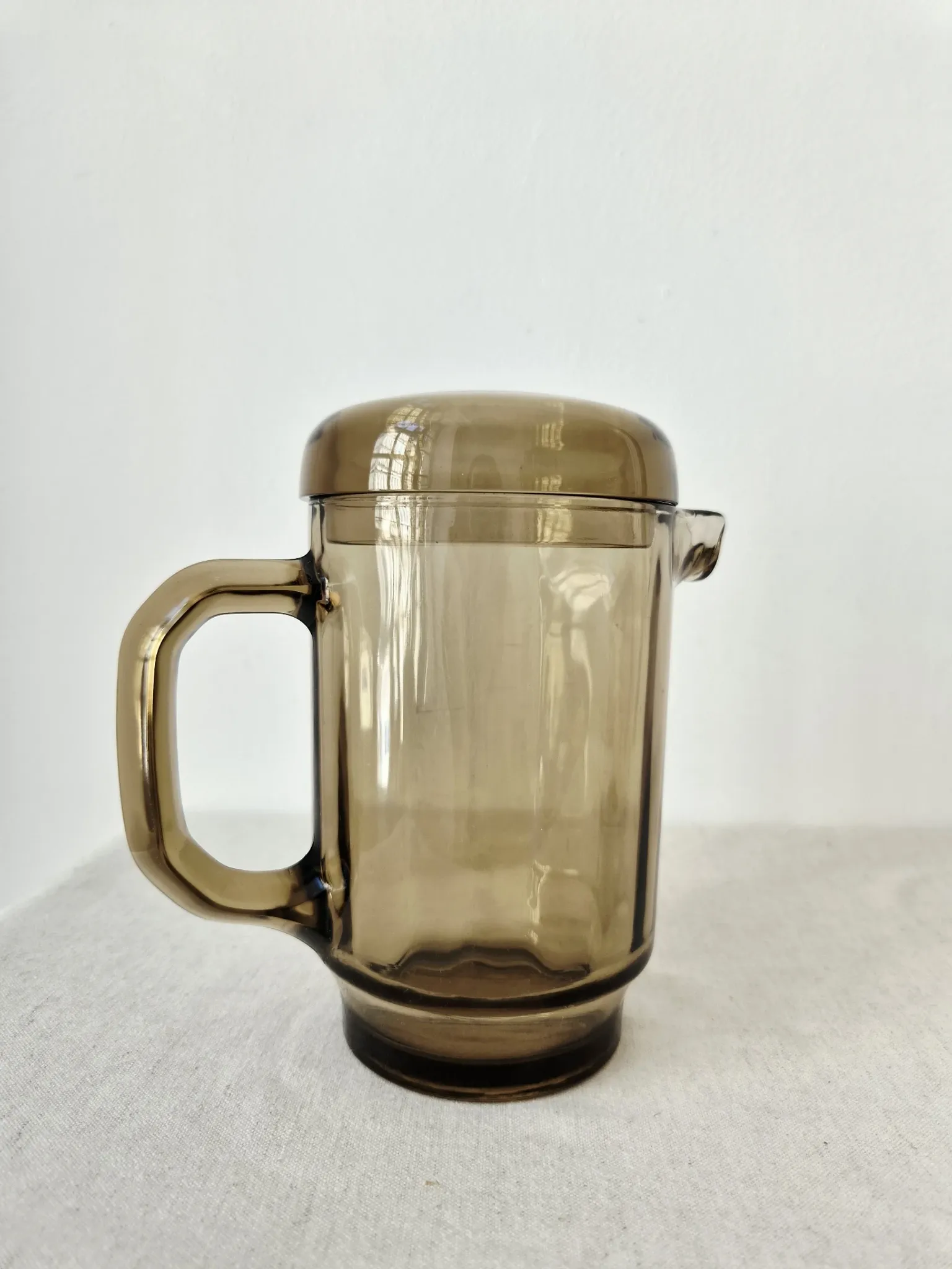 Vintage carafe with smoked glass lid '70s/'80s - Arcoroc France