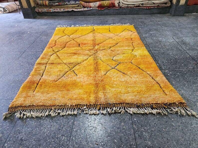 Large Moroccan Berber rug 300 × 200 cm – ochre yellow, geometric pattern