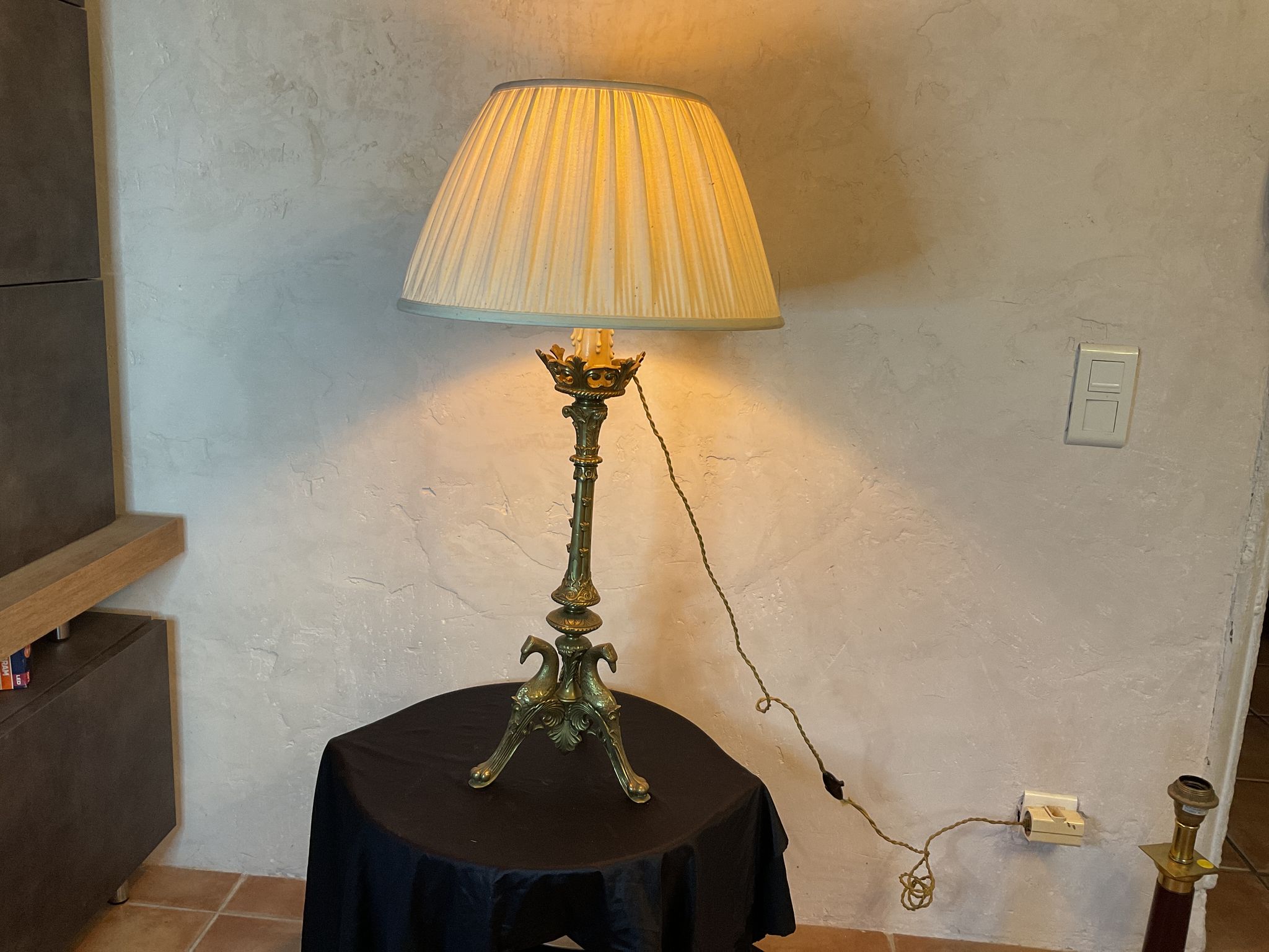 Lampe pique cierge bronze tripodes décor aigle