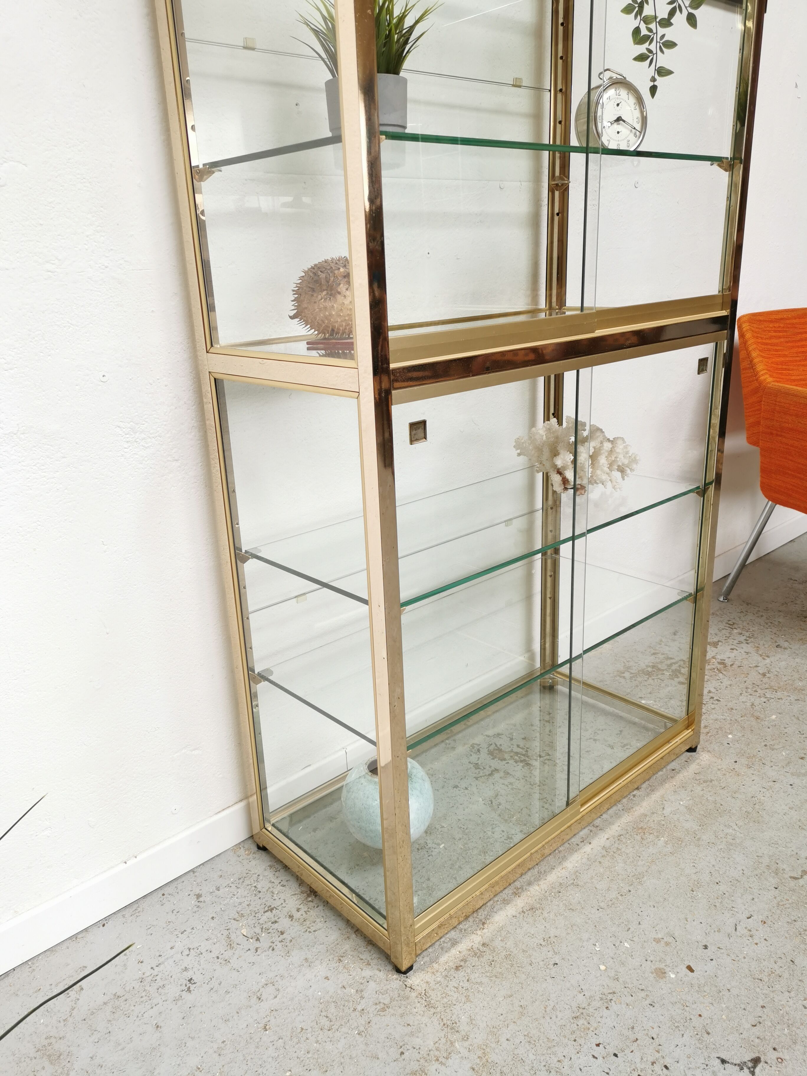 Vitrine laiton étagère verre design 1970