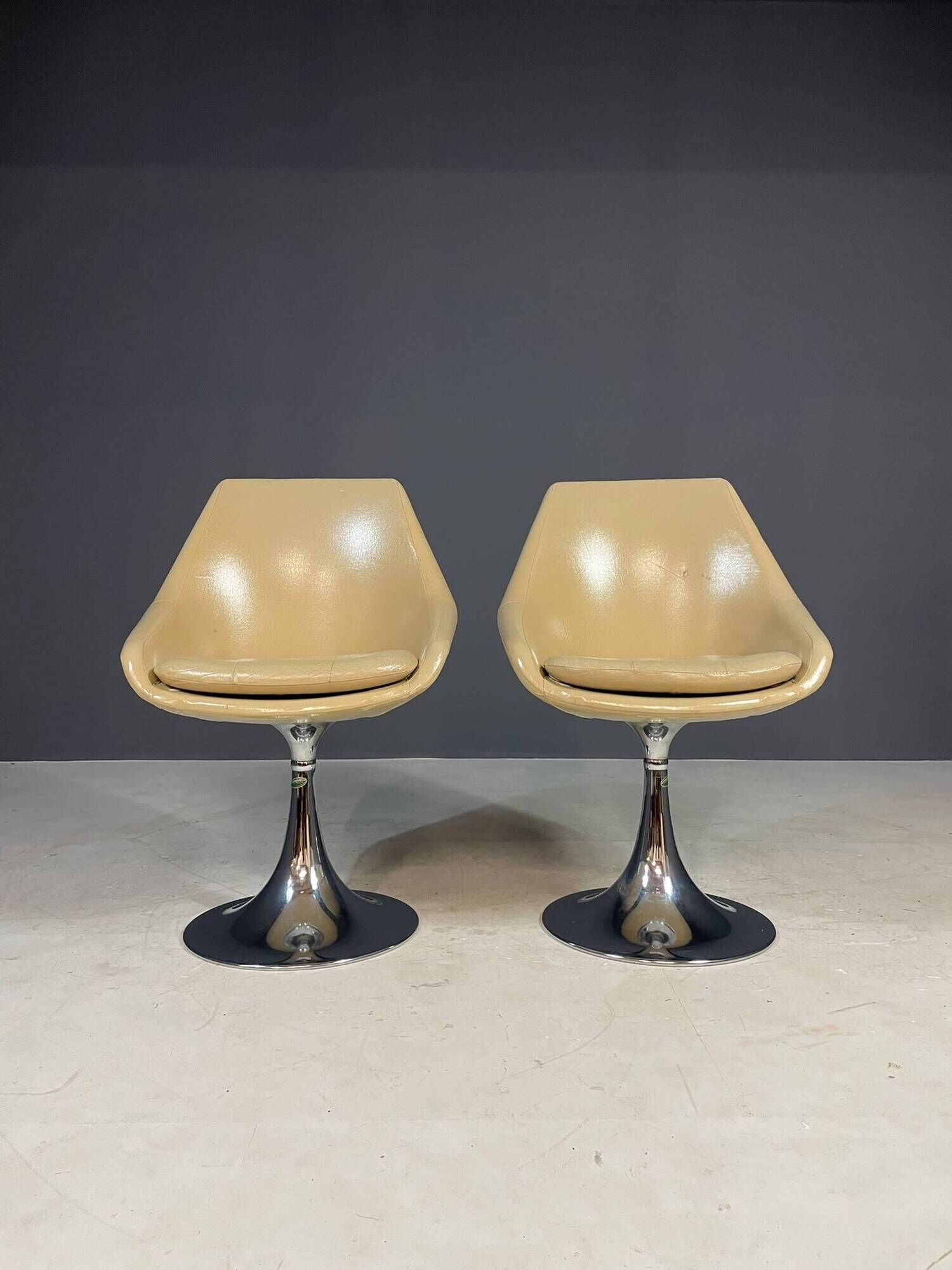 Pair of Beige Swivel Chairs with Chrome Pedestal Bases, France, 1970s, 82 × 55 × 45 cm