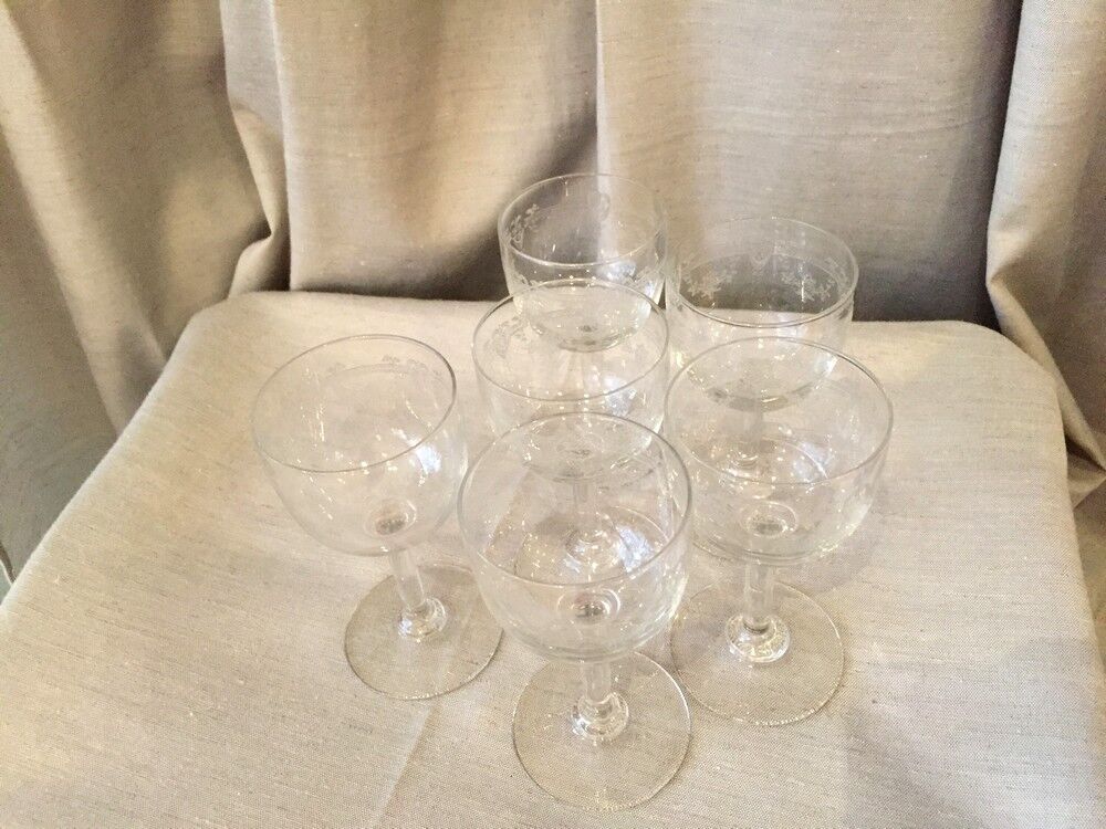 6 glasses on foot for cooked wine or port in glass with a pretty frieze