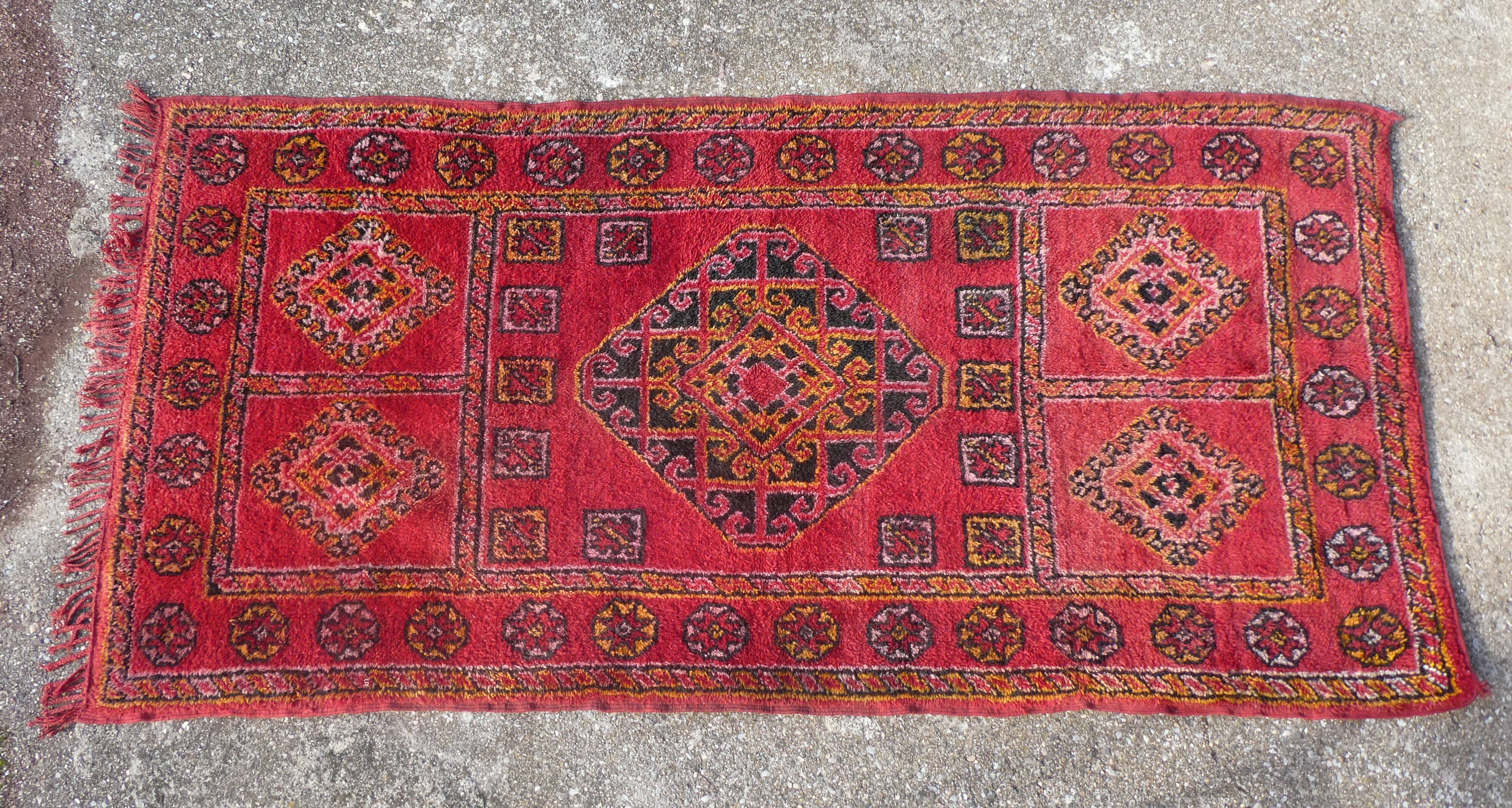Tapis berbère marocain vintage Boujaad de Khenifra 250x120 cm