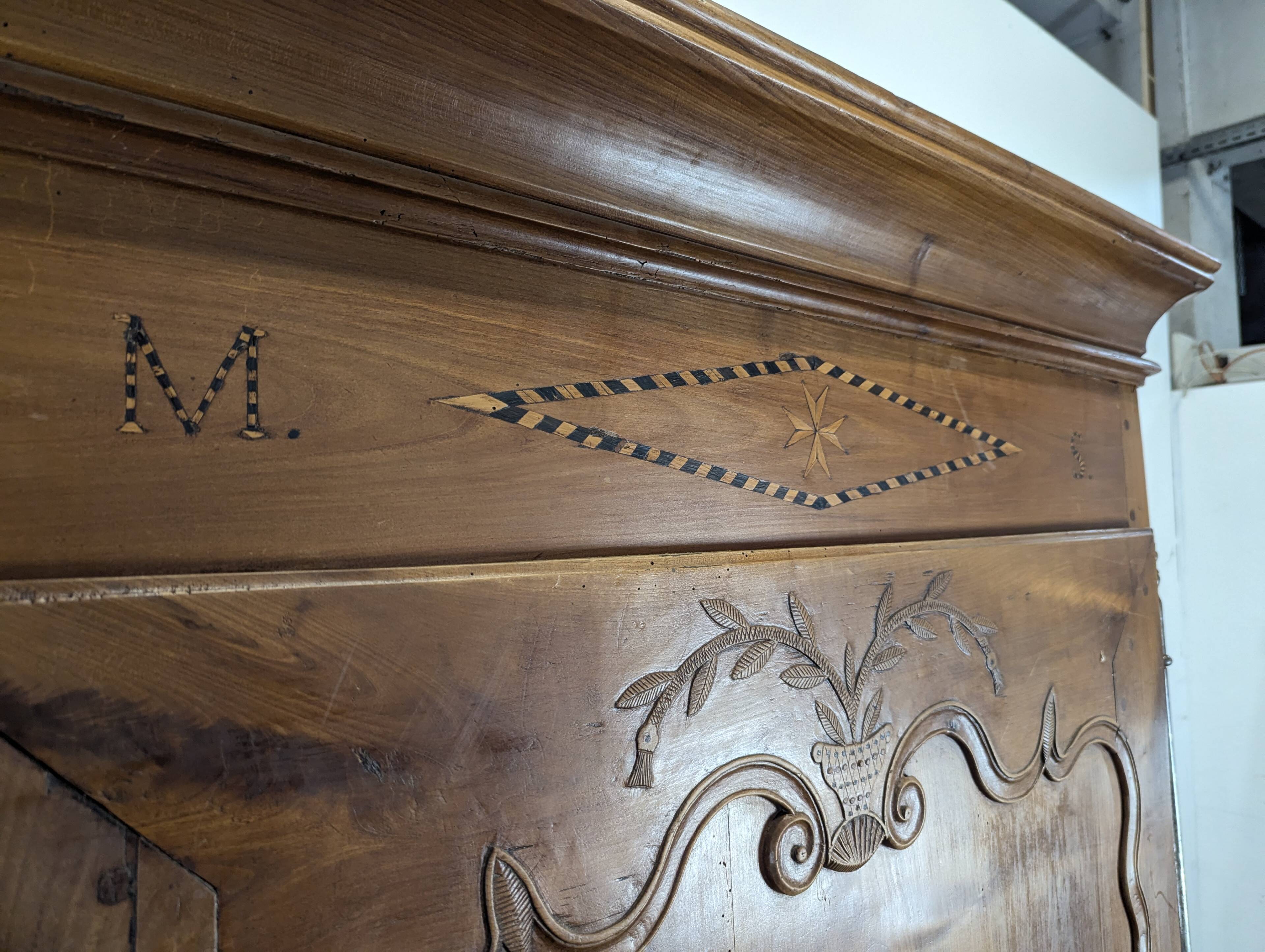 Standing man Louis XV in carved and marquetry cherry wood with a star.