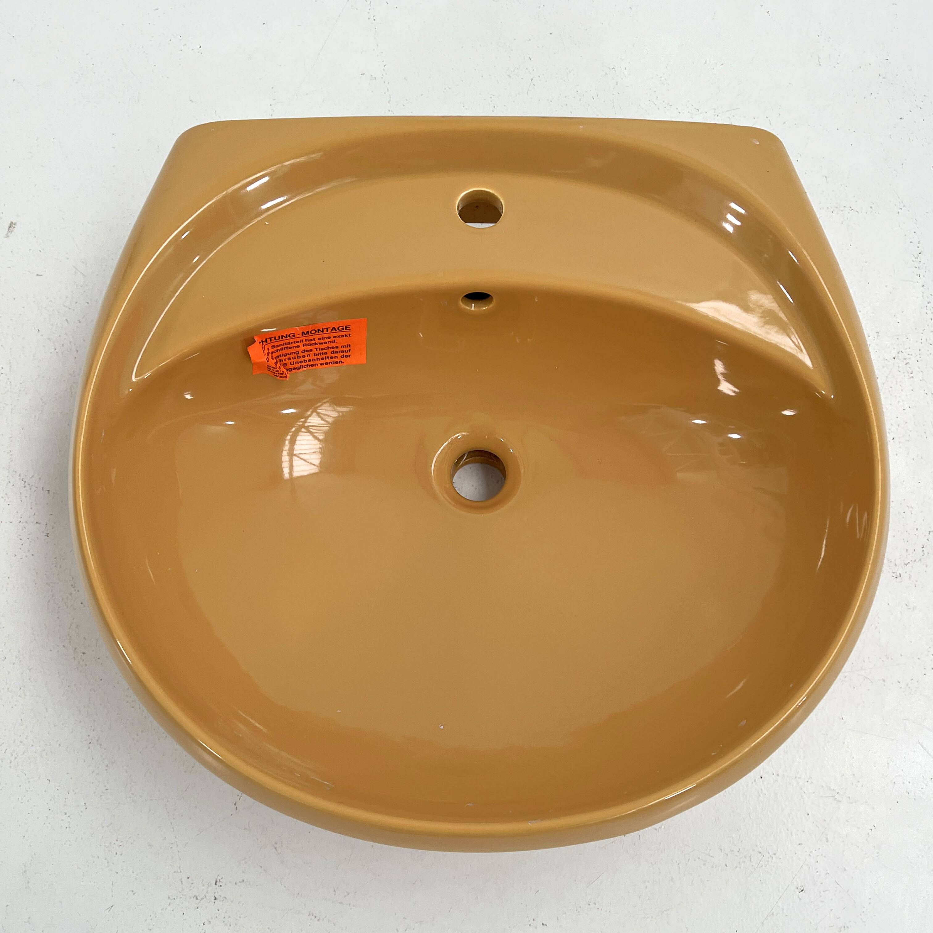 Lavabo moutarde de Keramag Keravit, 1980