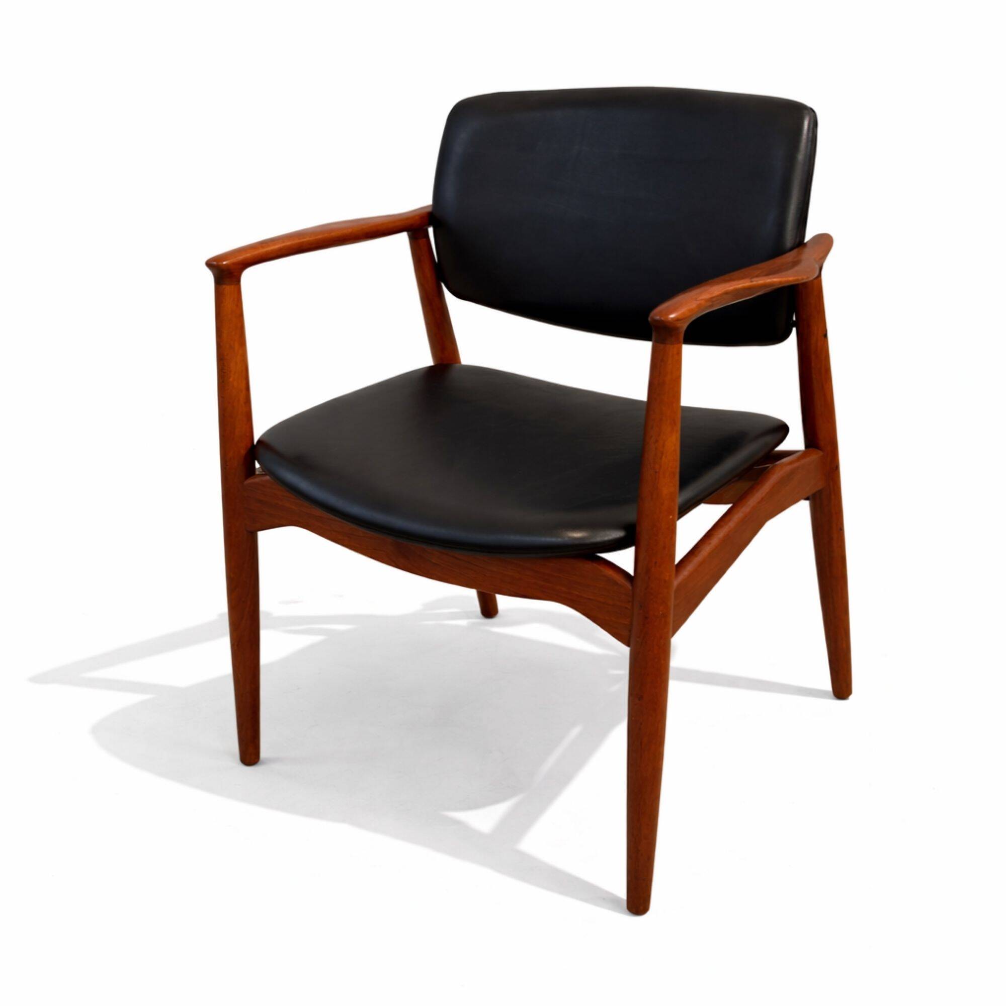 Captain chair by Erik Buch