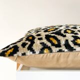 Coussin Ikat en velours panthère
