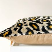 Coussin Ikat en velours panthère