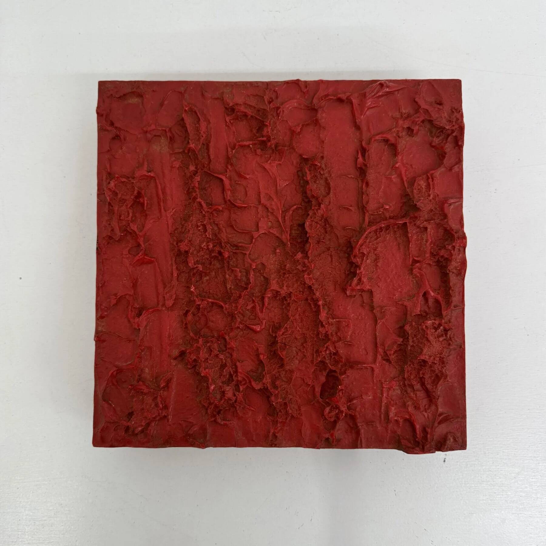 Lampe murale sculpturale rouge design Uwe Mersch des années 1970.