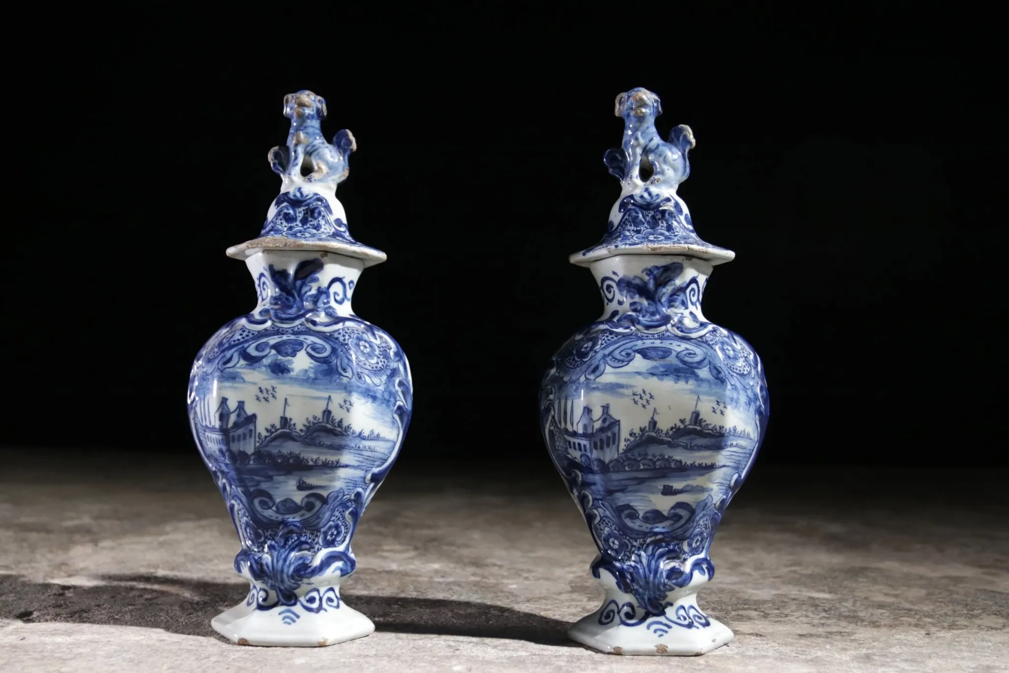 Pair of 18th-century Delft lidded vases – Pieter van den Briel, 't Fortuyn