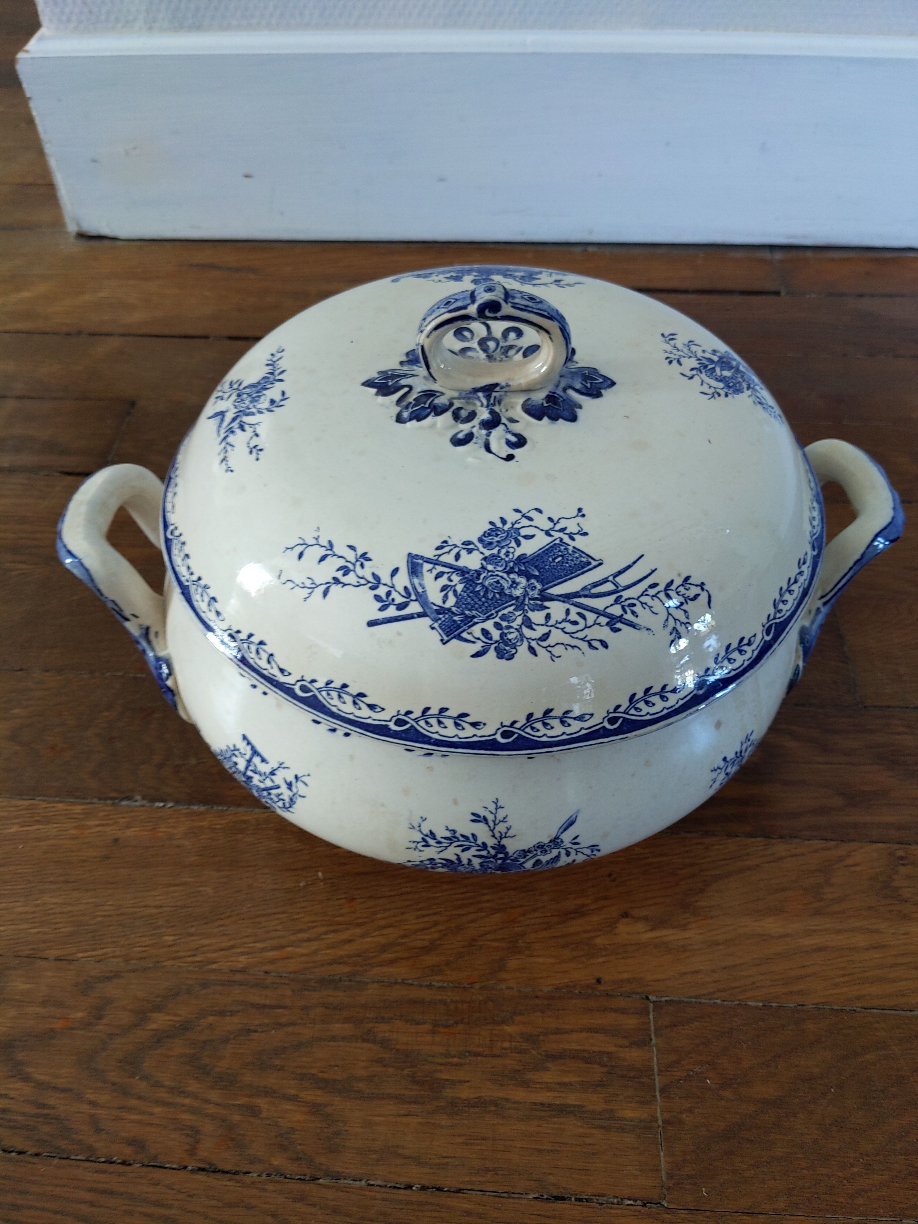 Vintage soup kitchen Sarreguemines blue flowers