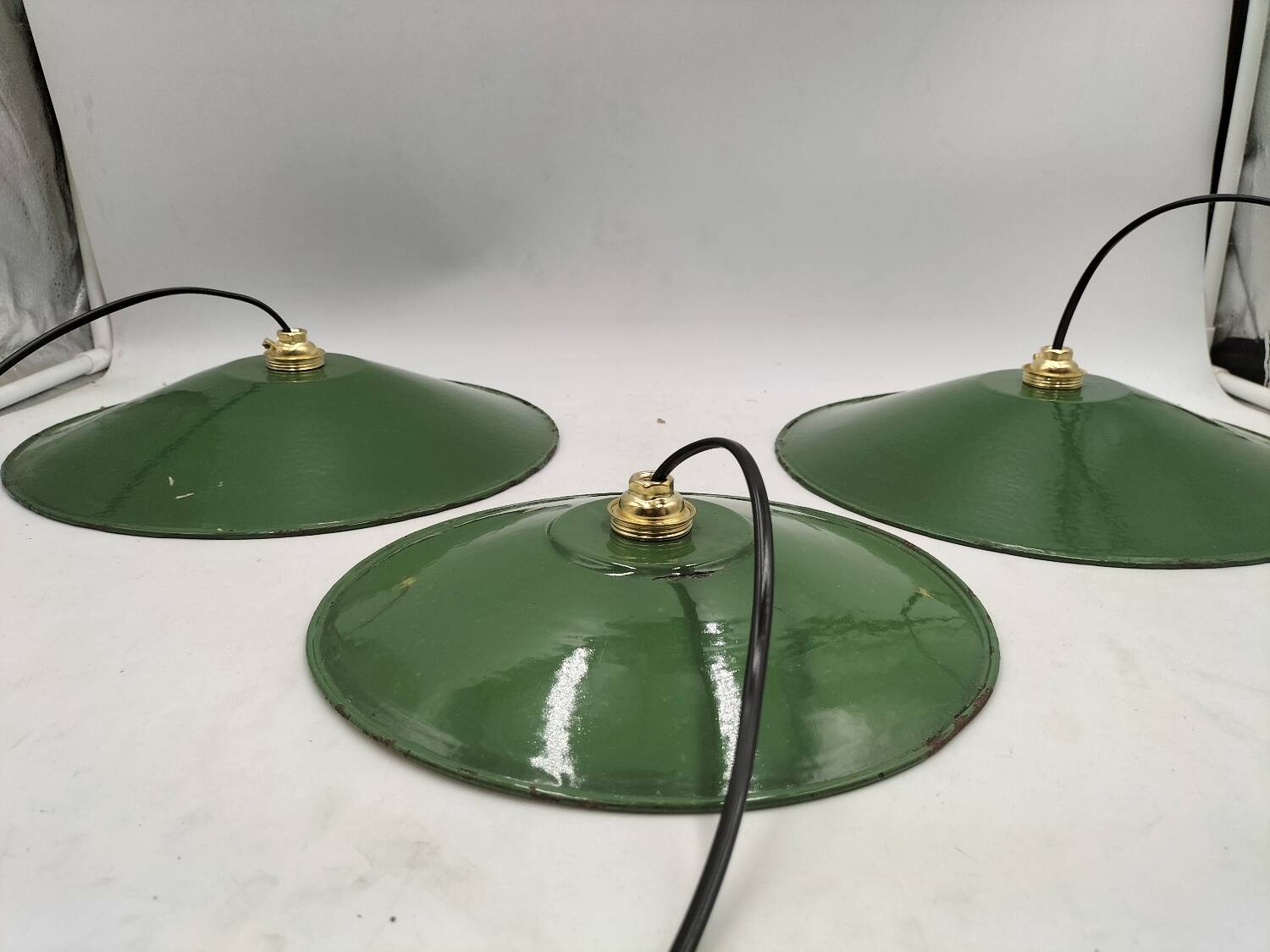 Enamelled sheet metal suspensions
