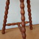 Tabouret tripode pieds perlés