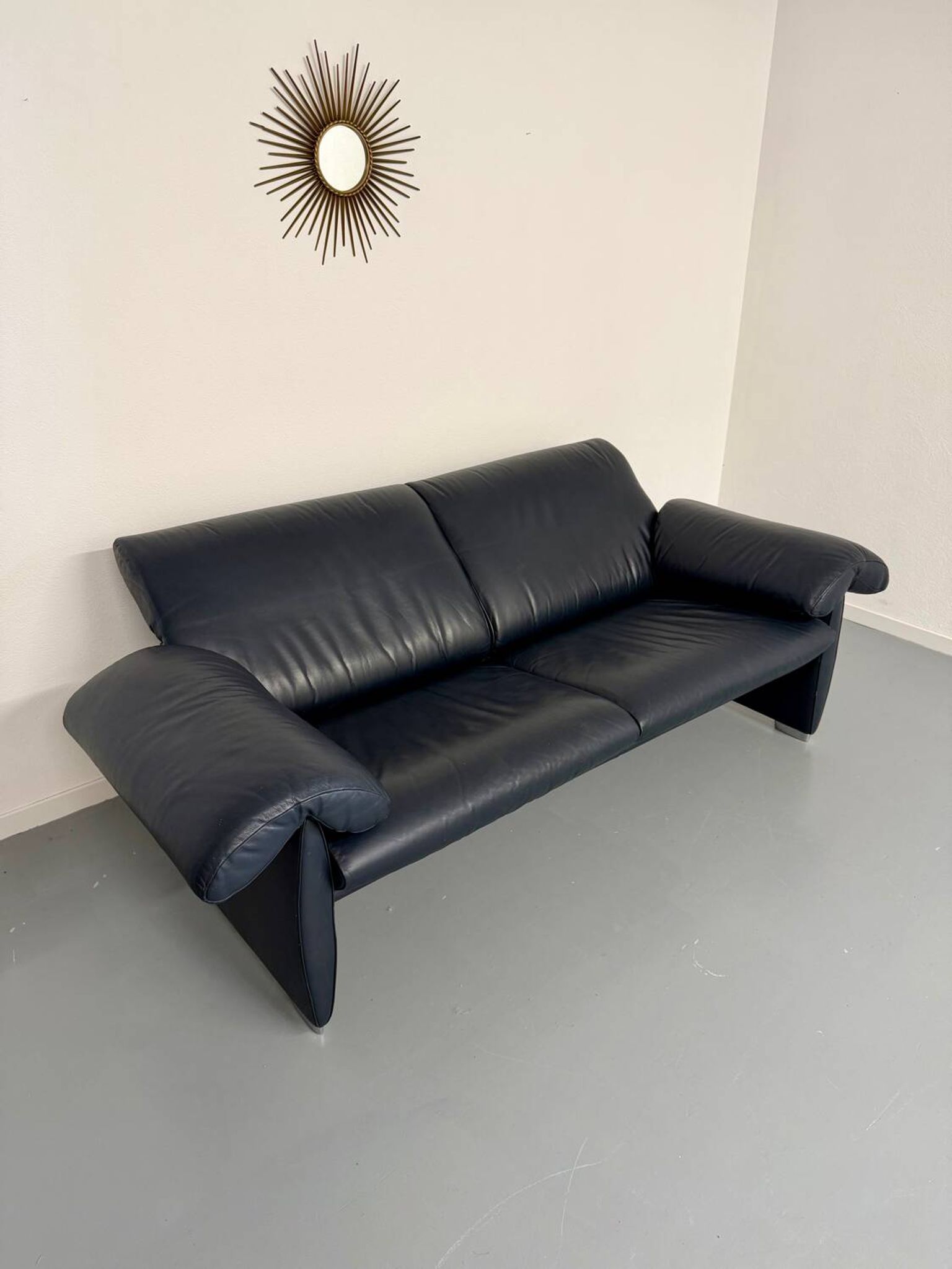3-seater navy blue leather sofa, design by De Sede DS10, vintage 90s.