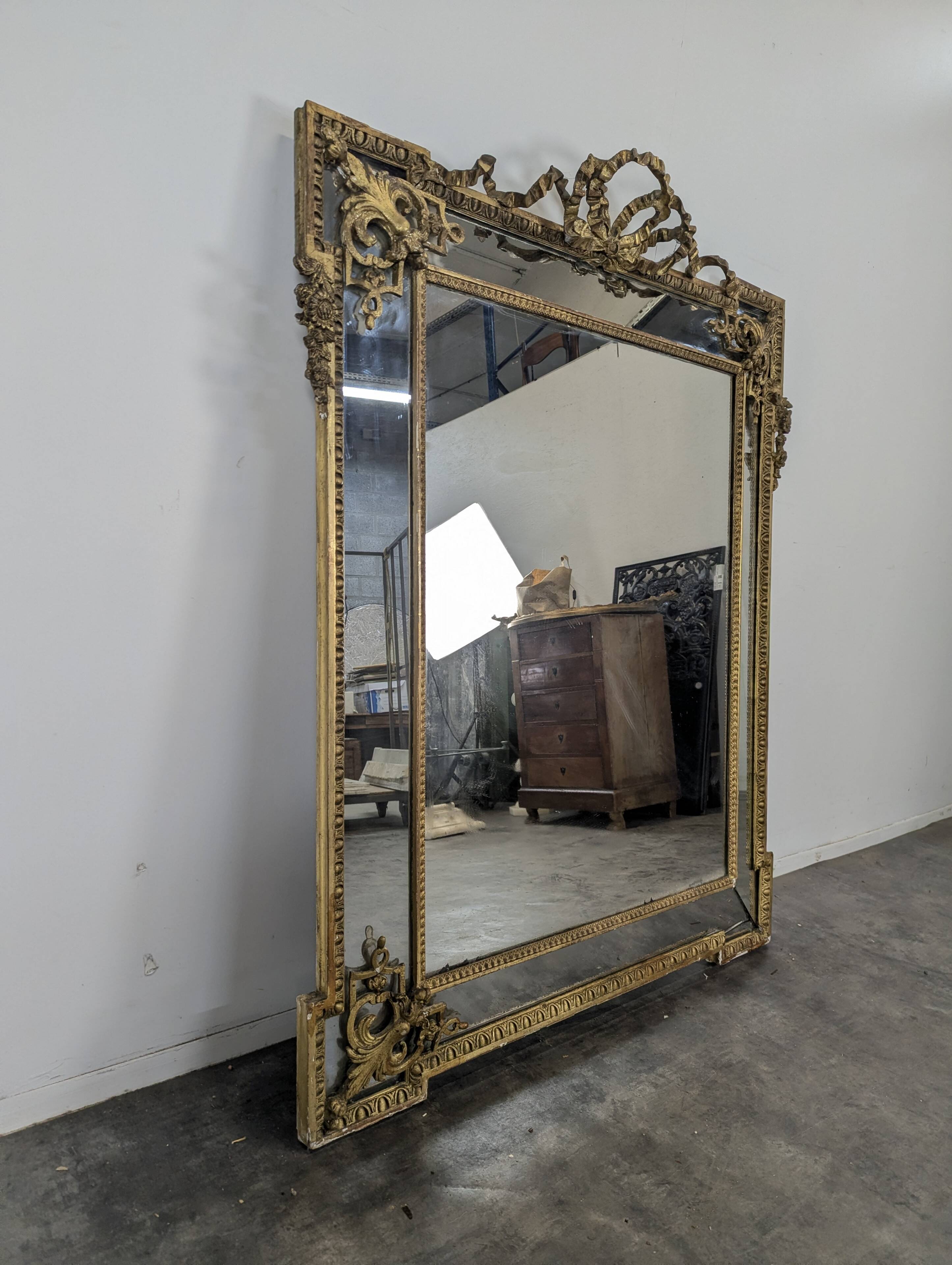 Golden wooden mirror with moulding from the Napoléon III period.