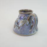 Pichet en céramique à émail violet bleu signé