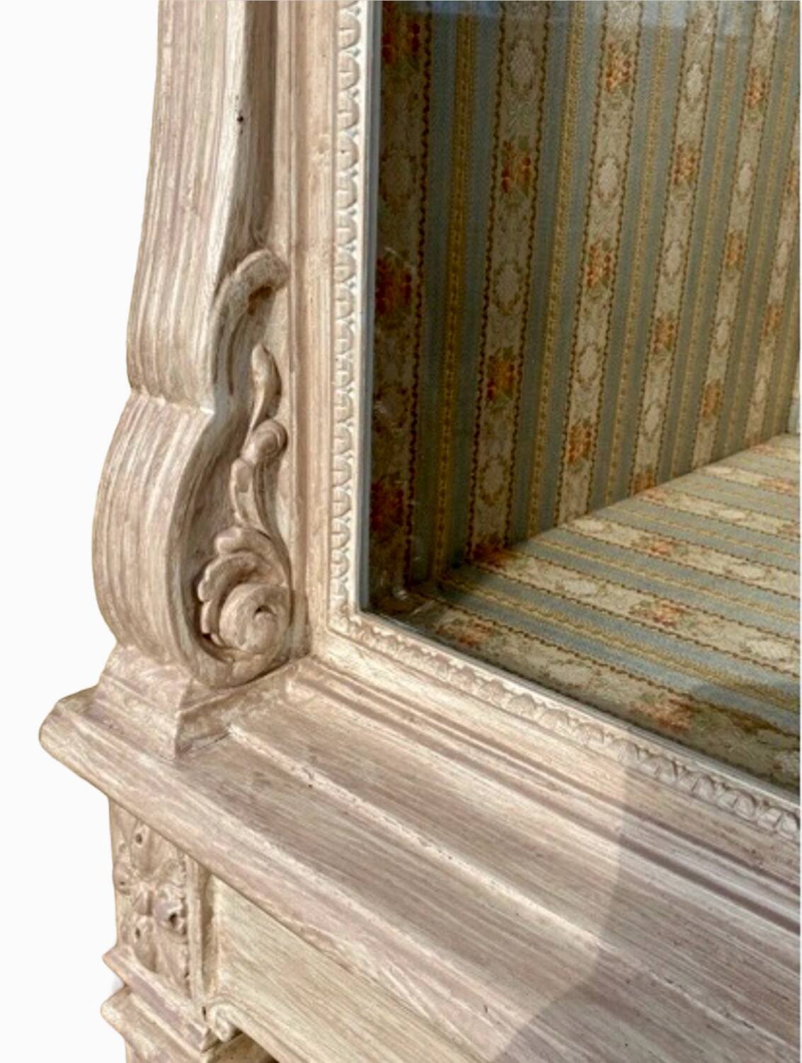 Vitrine laquée style Louis XVI