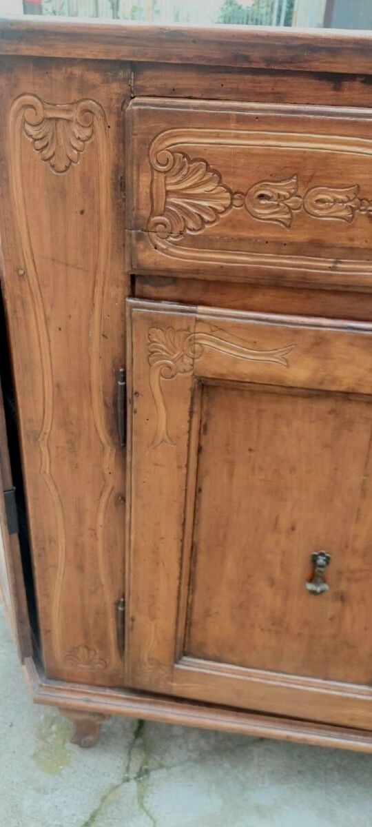 Ancient Venetian grand buffet from the 18th century in solid cherry wood.