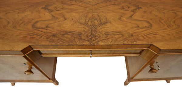 Bureau vintage en noyer fabriqué dans les années 1950