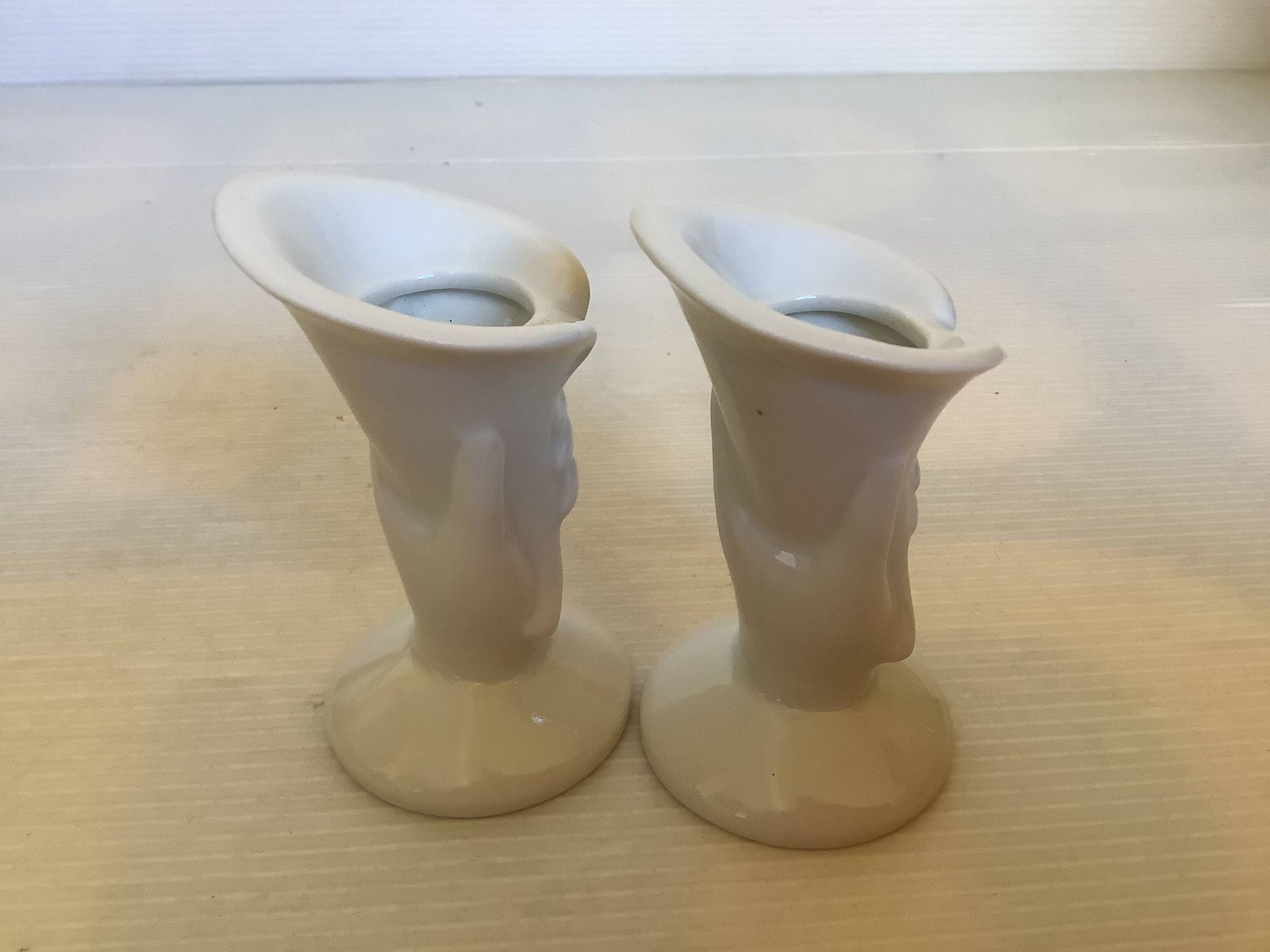Paire de petits vases bougeoirs mains