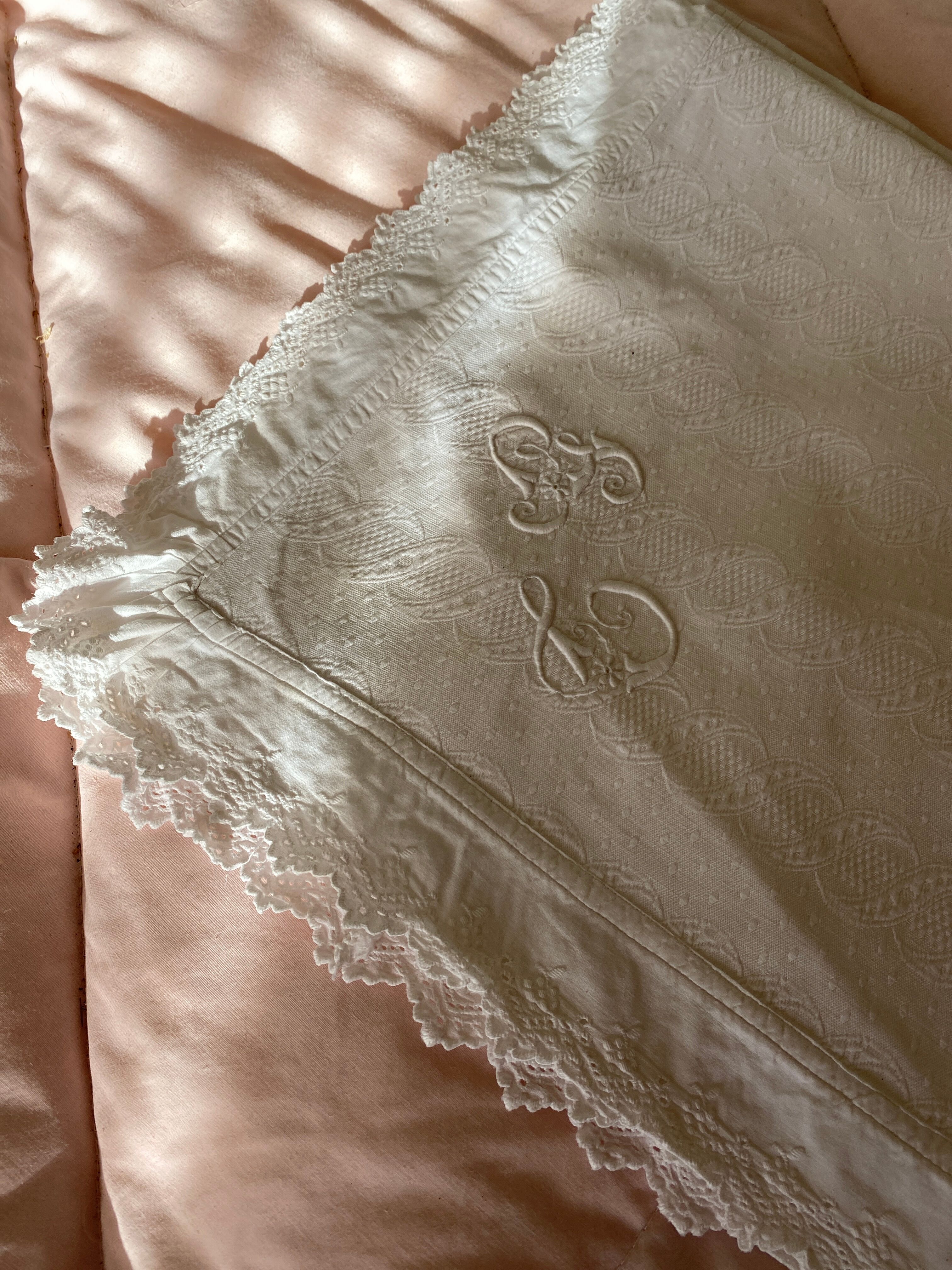 Taie in togram tG monogram