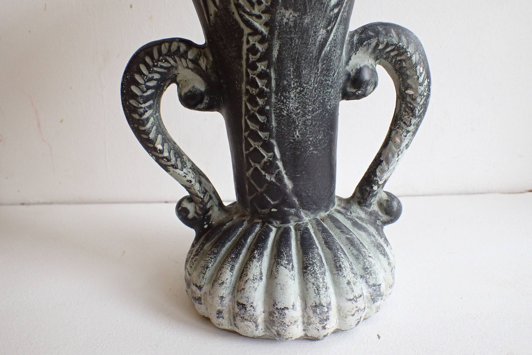 Vase balustre décoré de palmiers style années 1950