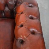 Canapé Chesterfield 3 places en cuir de vachette rouge-brun, charmant et intemporel, de style anglais et plein de caractère.