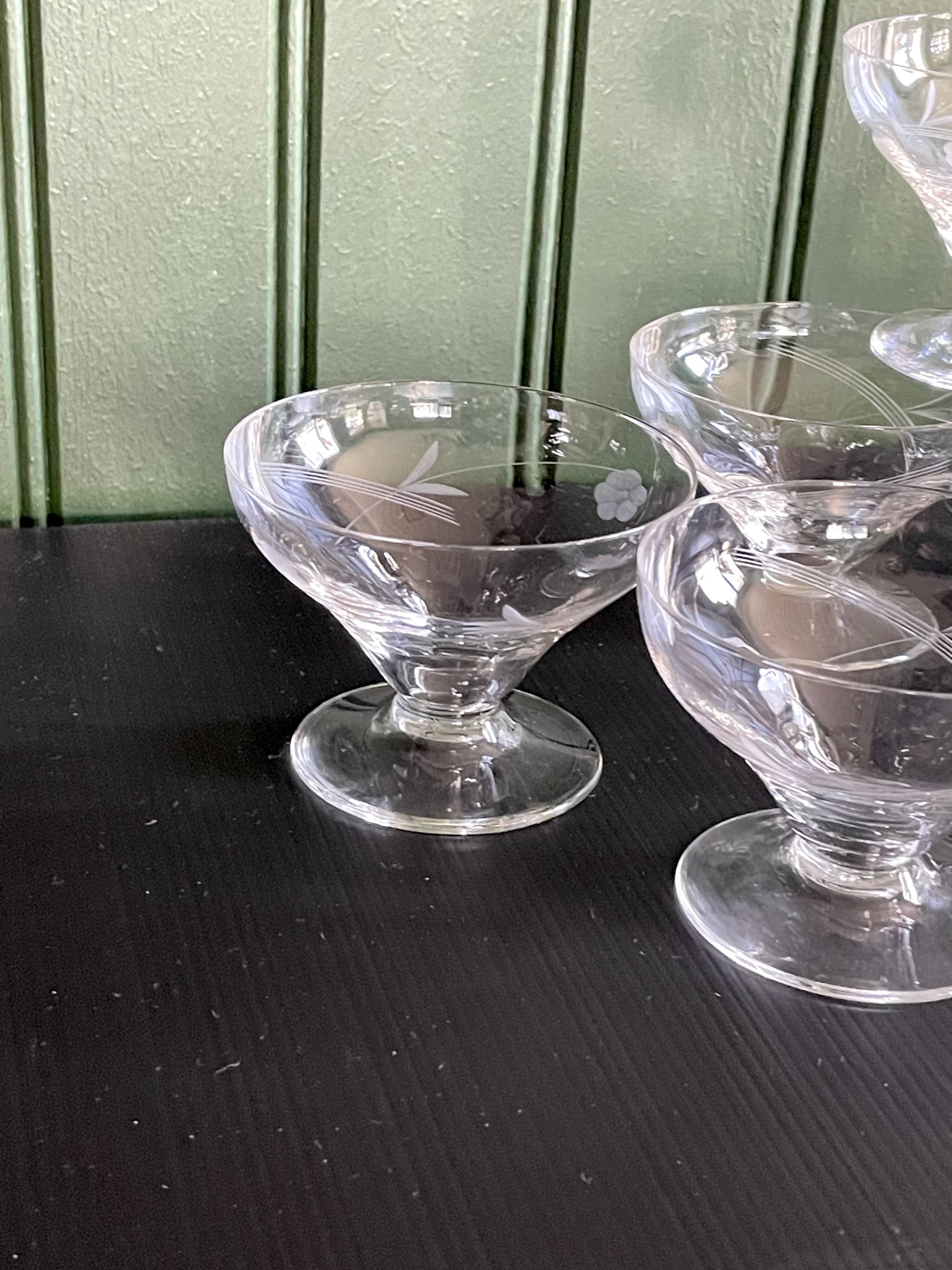 Set of 6 vintage cups in very good condition.