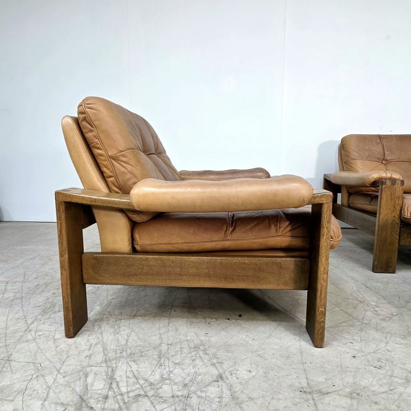 Joli salon composé d'une paire de fauteuils, d'un canapé en cuir havane et son ottoman