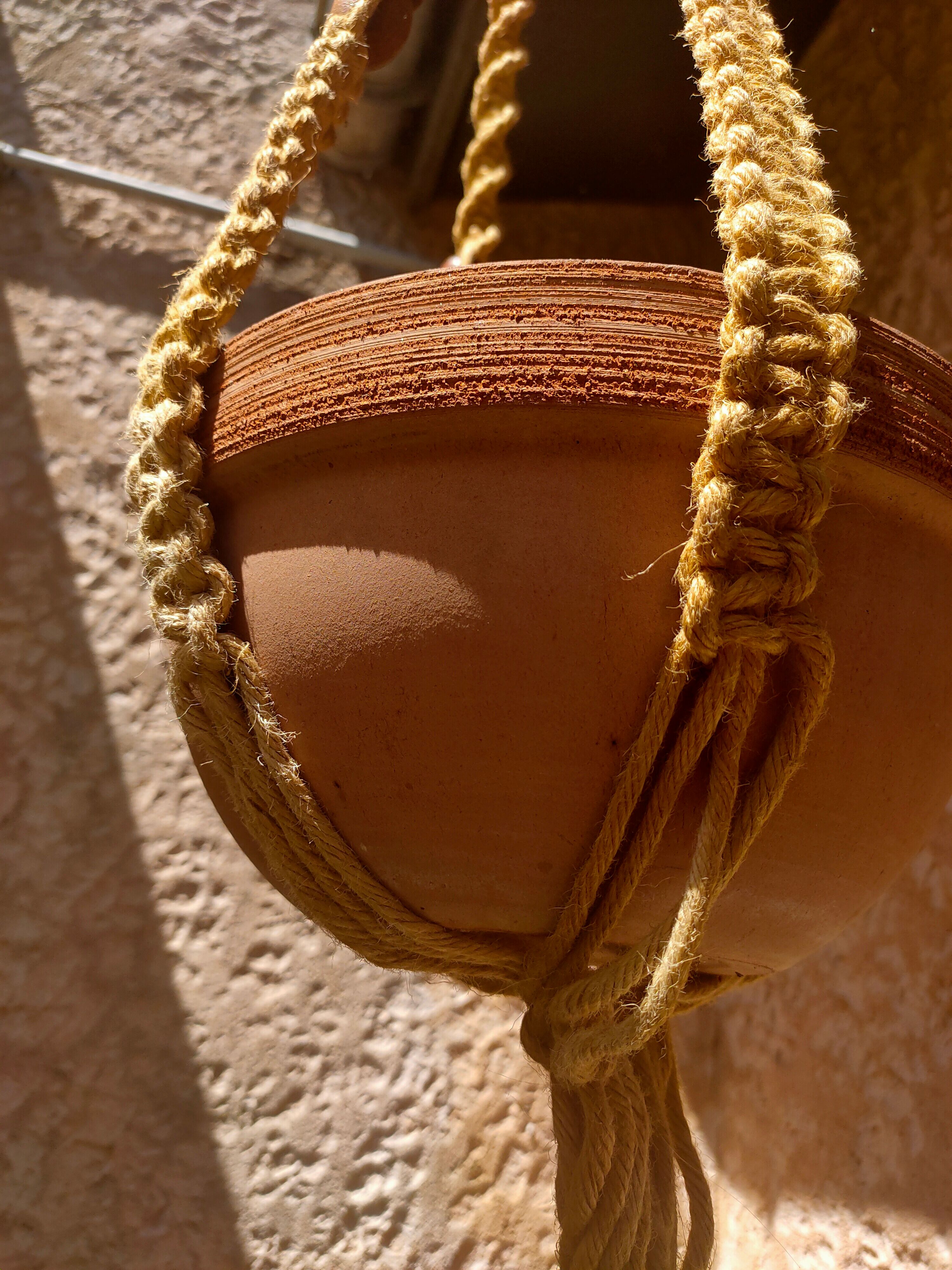Suspension in macramé