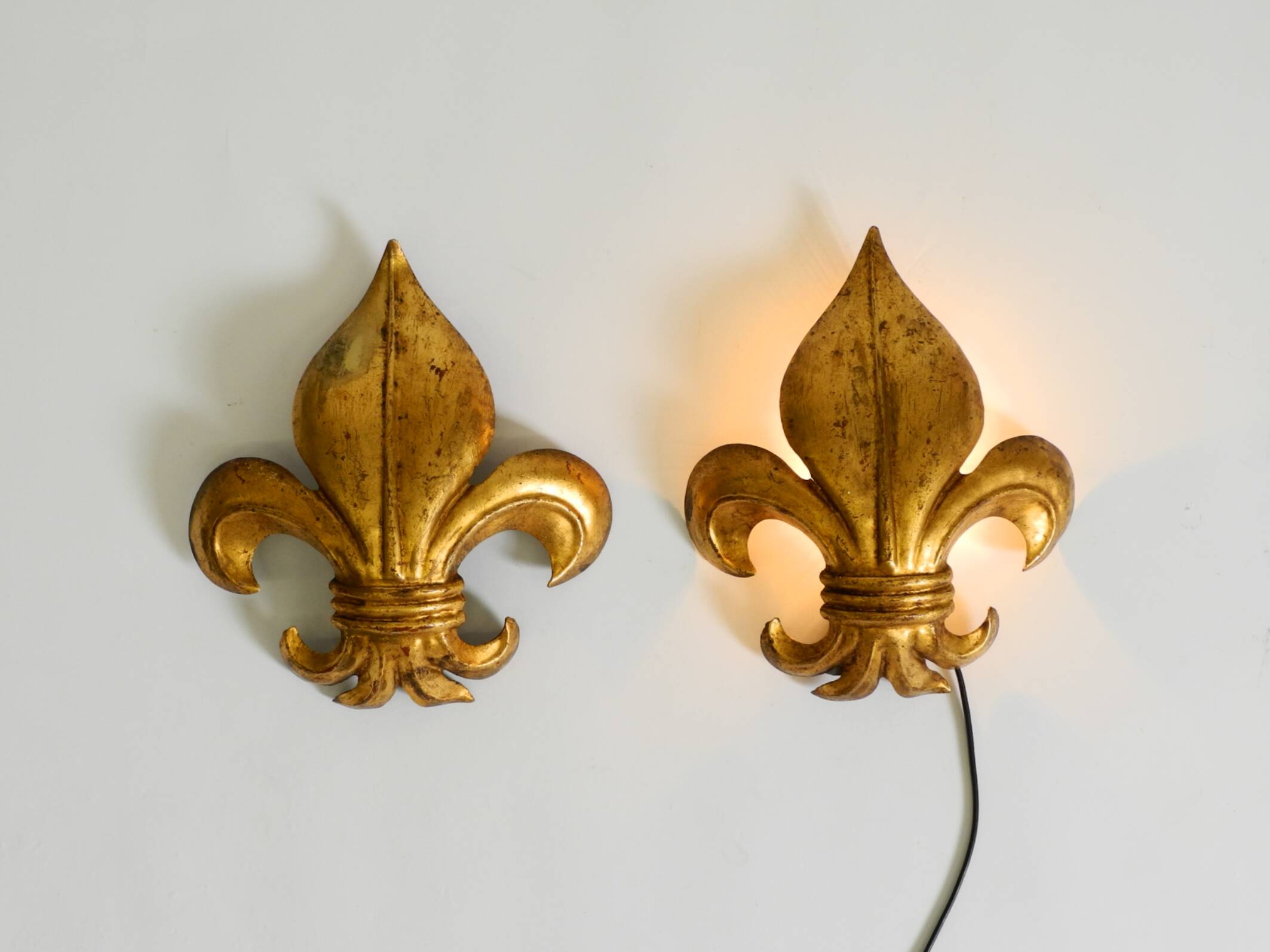 Une paire de grandes appliques murales en métal doré Fleur-de-Lis des années 1970 par Hans Kögl.