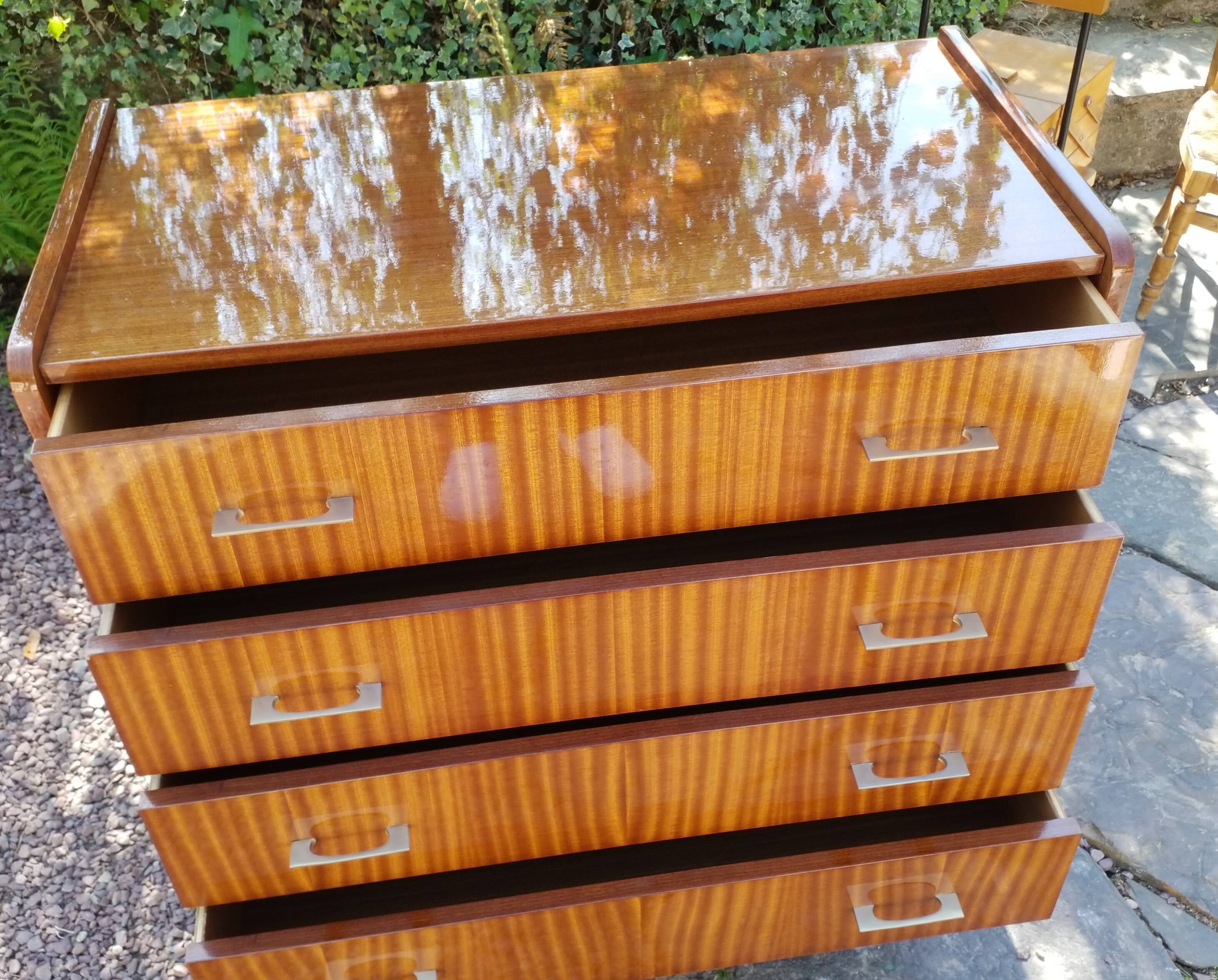 Veneer chest of drawers