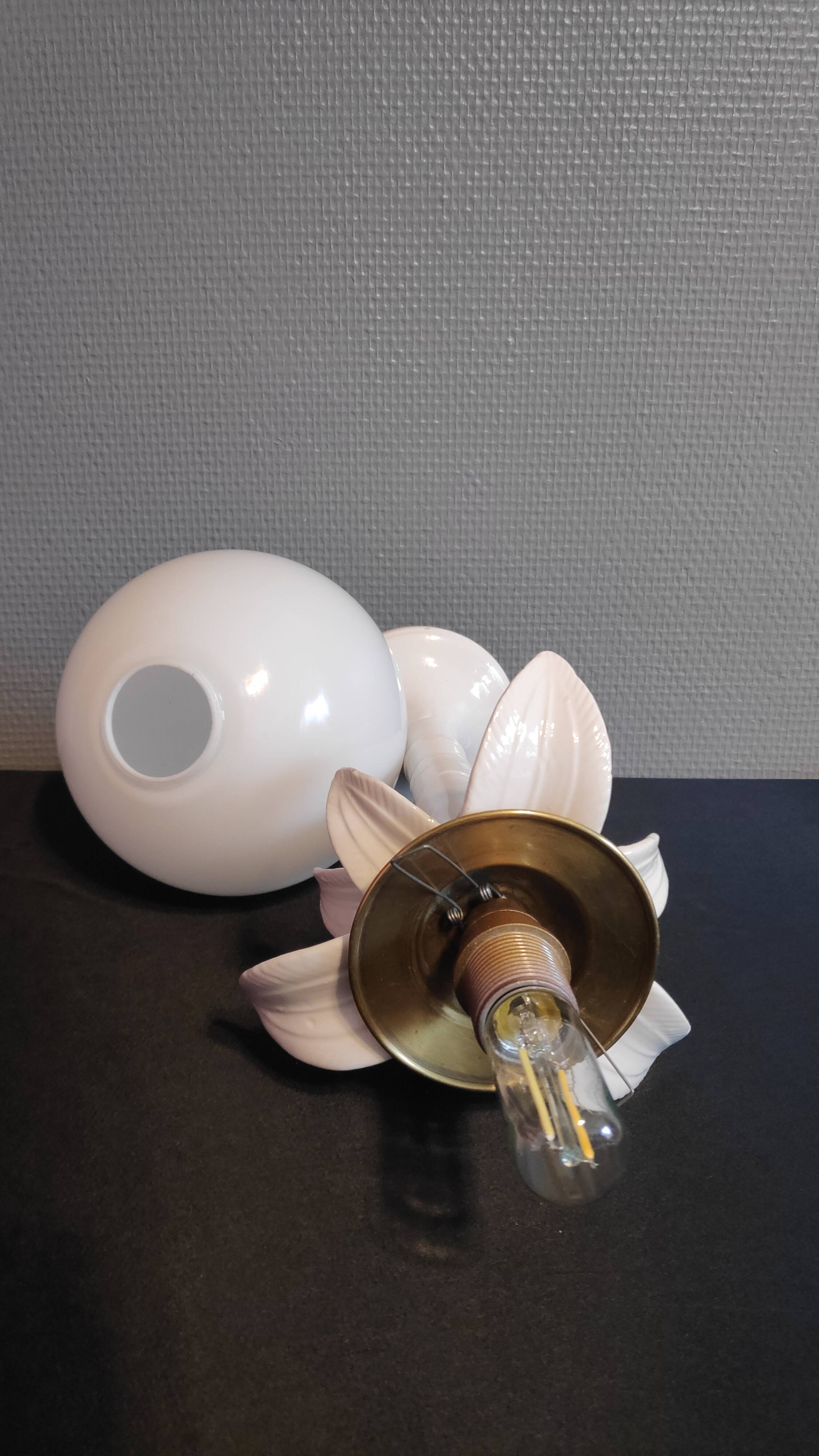 Italian white ceramic palm lamp and opaline globe