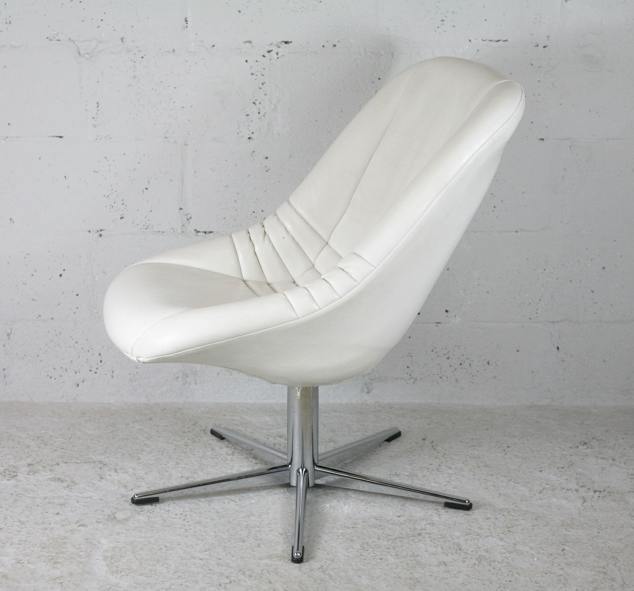 Armchair "Space Age", steel, fiberglass and imitation leather, France, circa 1970