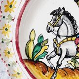 Ancienne assiette en céramique espagnole du XIXème siècle peinte à la main. Pièce unique