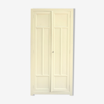 Armoire parisienne jaune en bois