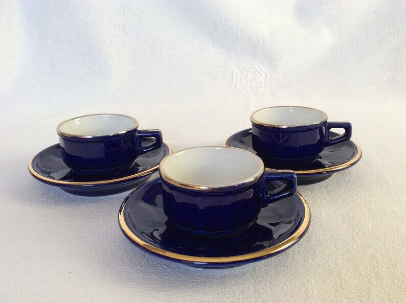 Lot de 3 tasses, soucoupes et d'un pot à lait bleues marine en porcelaine Delaunay