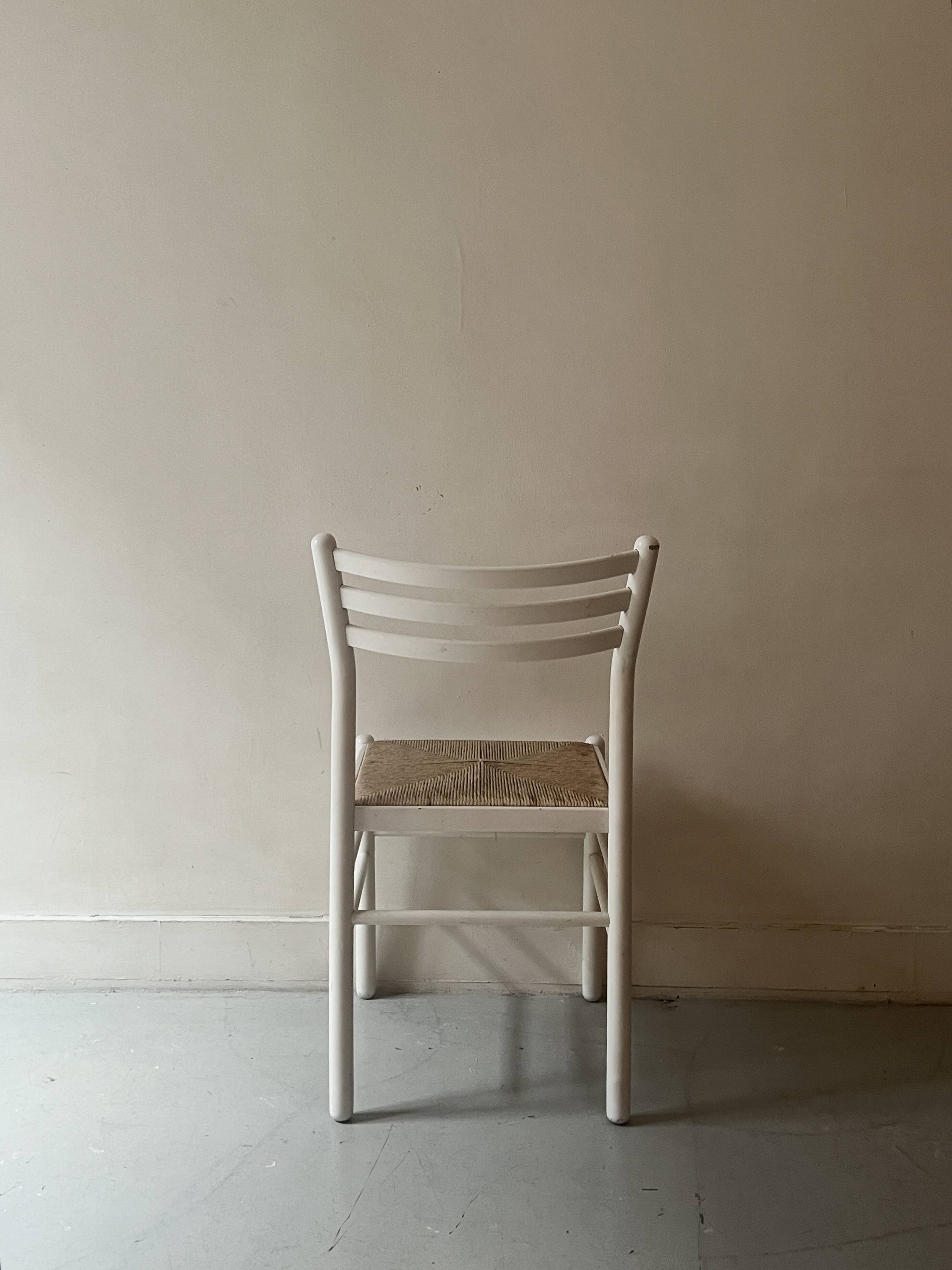 chaise moderniste en bois blanc et paillée