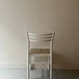 chaise moderniste en bois blanc et paillée