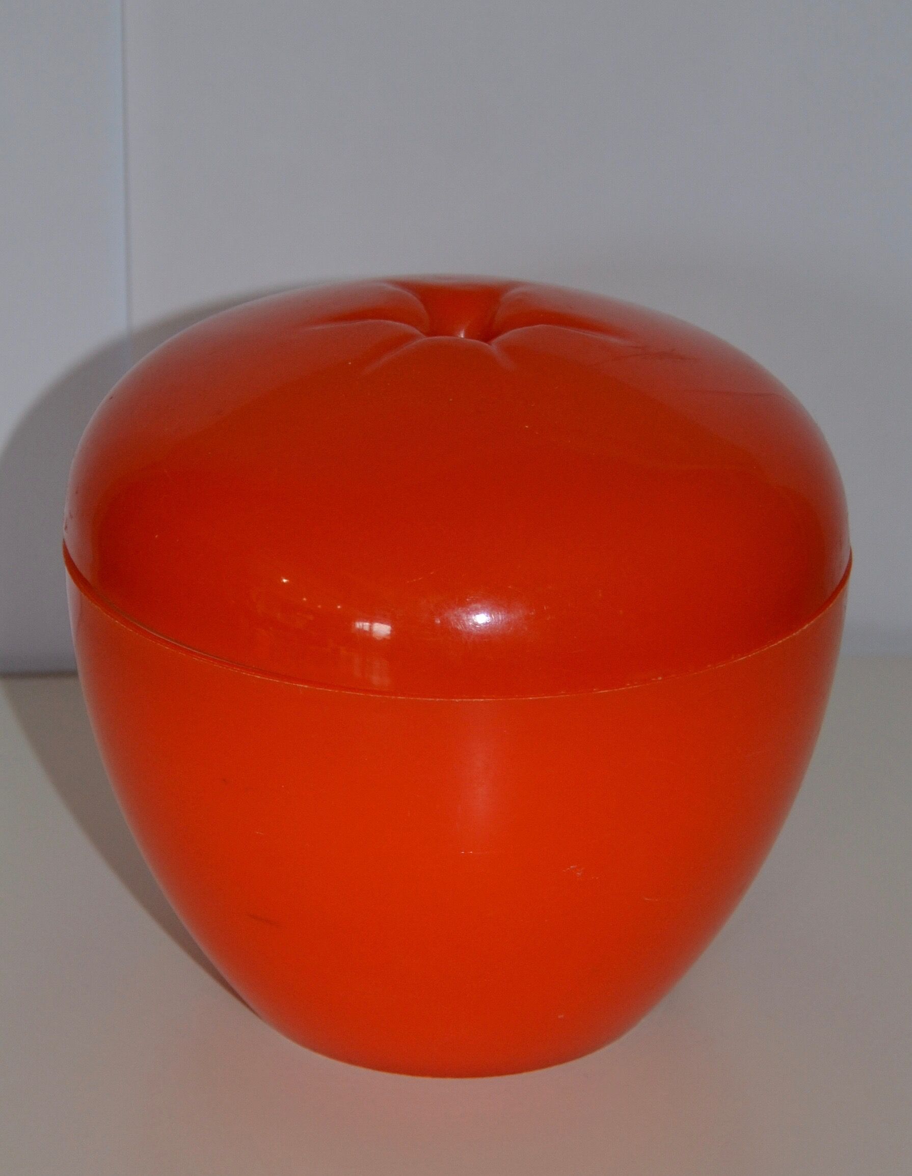 Apple orange bucket ice 70 years