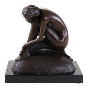 Art Deco female nude figurine – bronze-toned sculpture on geometric base, 1920s/1930s