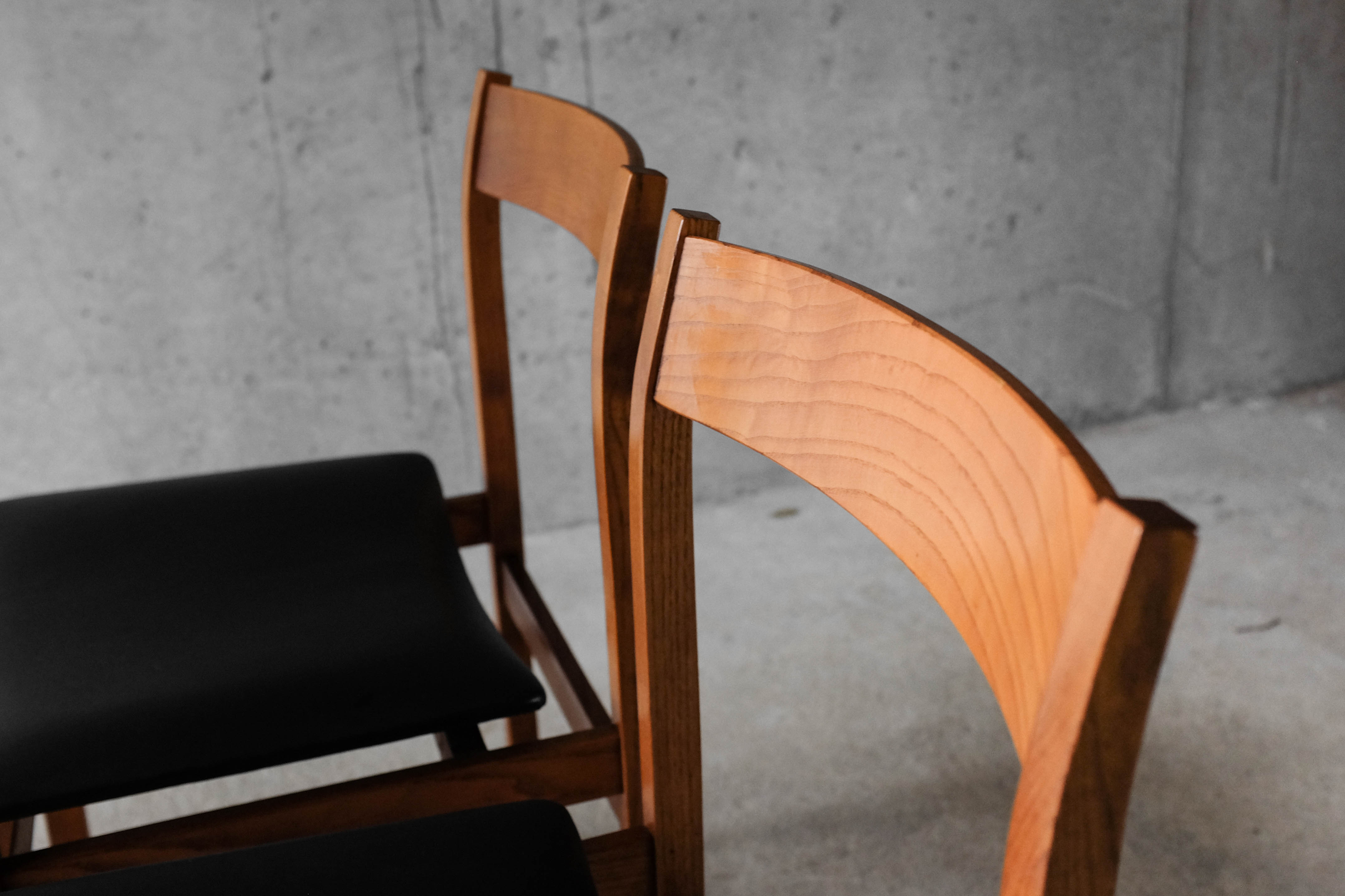 Table and 4 chairs 60