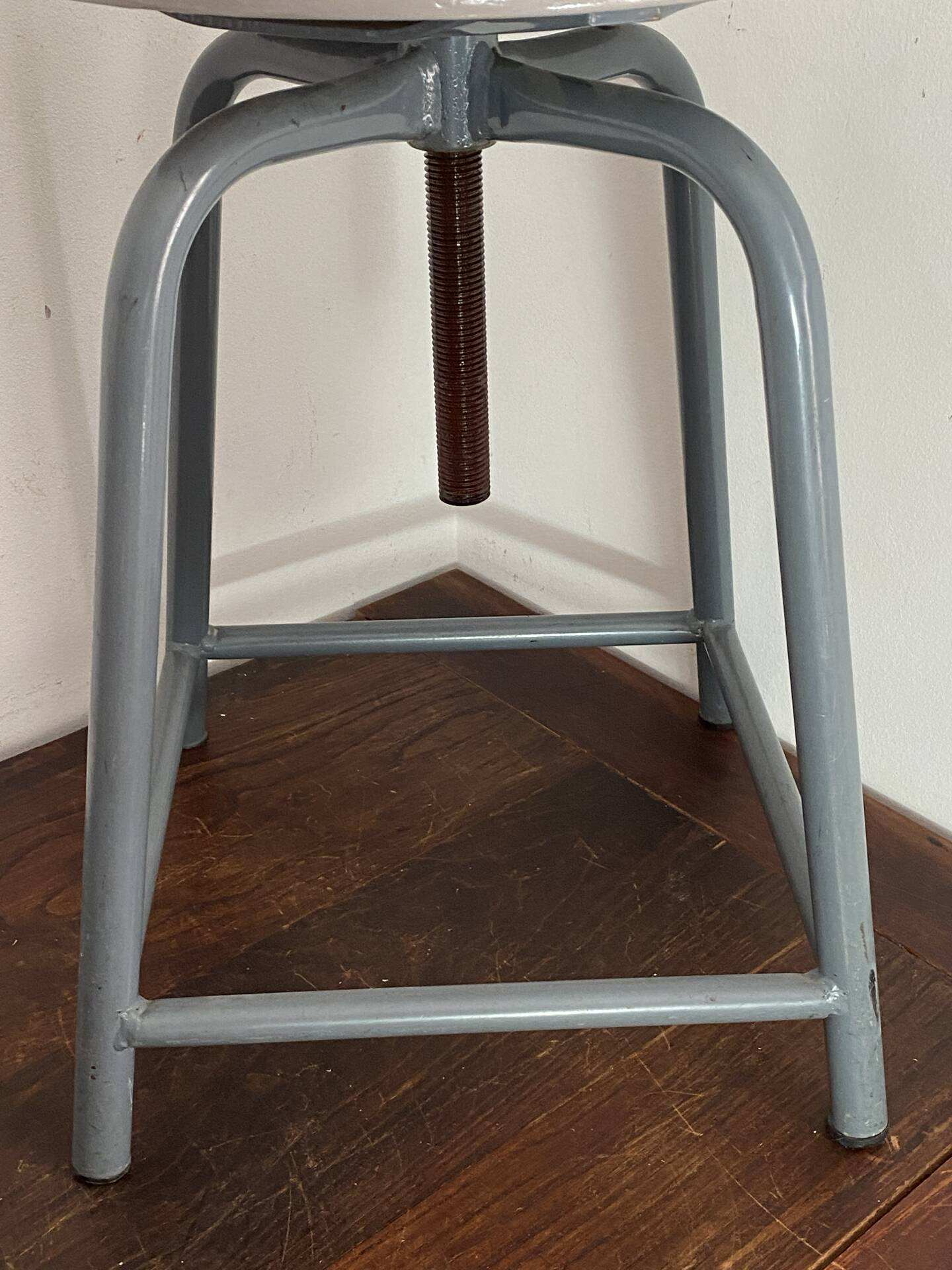 Tabouret d'atelier en métal et bois réglable en hauteur