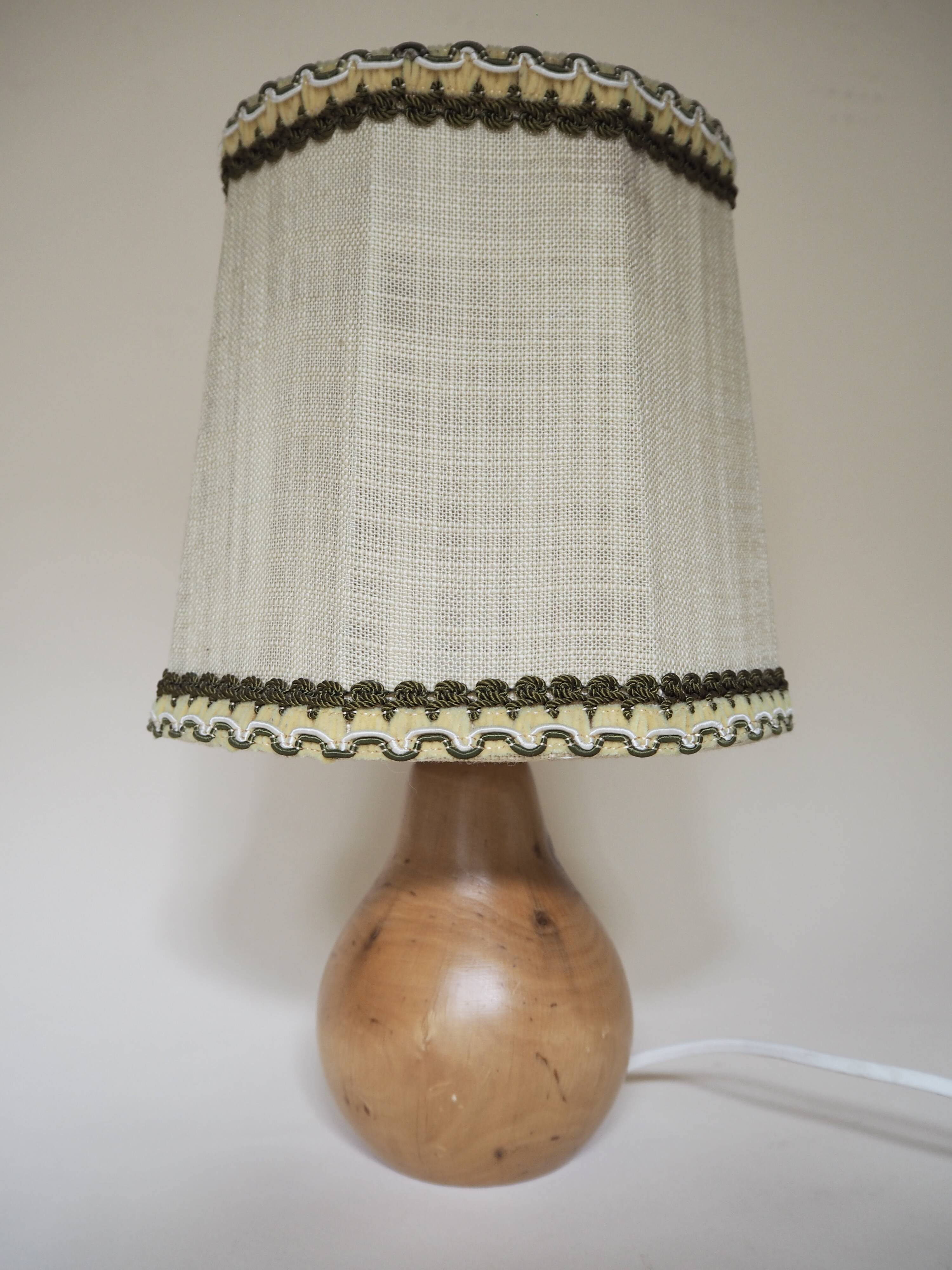 Lampe en bois tourné avec abat-jour en lin