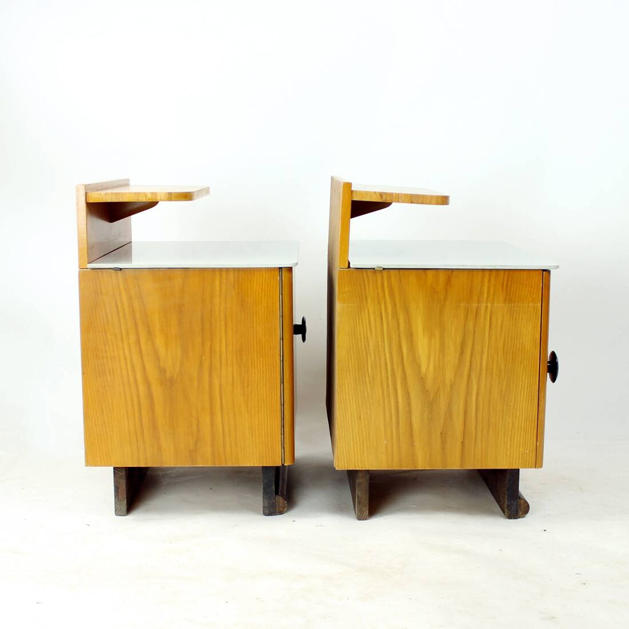 Ensemble de deux tables de chevet en bois et verre, Tchécoslovaquie 1950