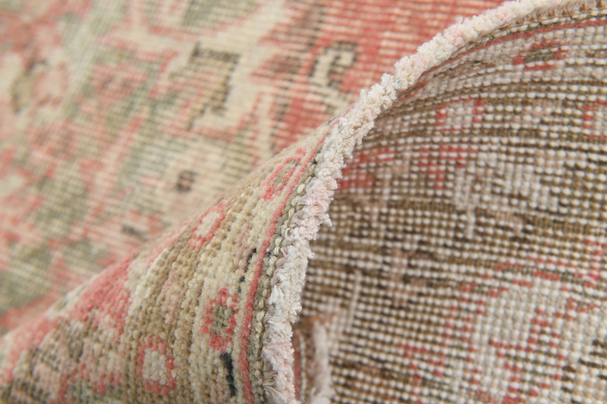 Tapis persan ancien noué main rouge corail, médaillon central floral