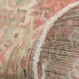 Tapis persan ancien noué main rouge corail, médaillon central floral